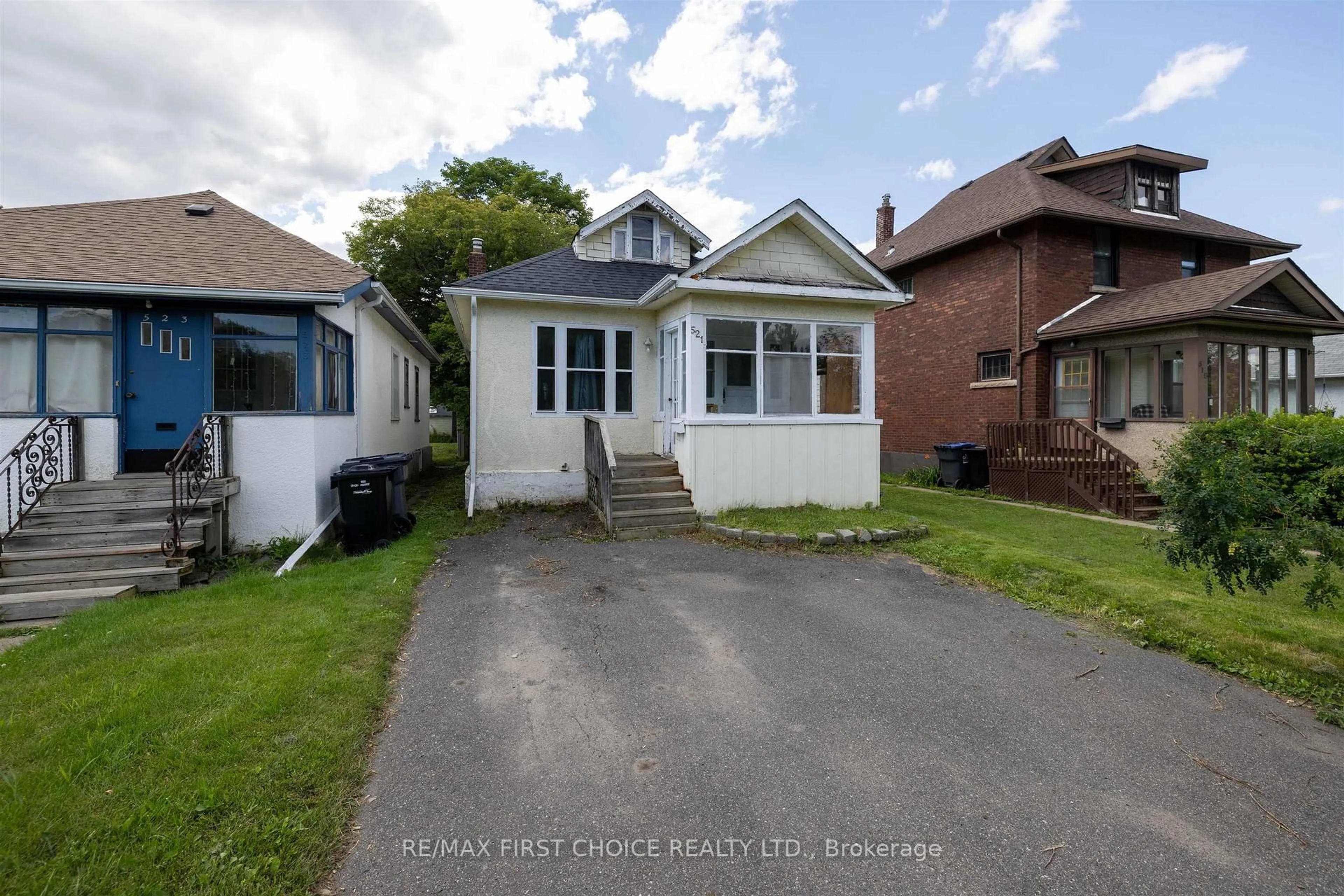 A pic from outside/outdoor area/front of a property/back of a property/a pic from drone, street for 521 Vickers St, Thunder Bay Ontario P7E 1K1