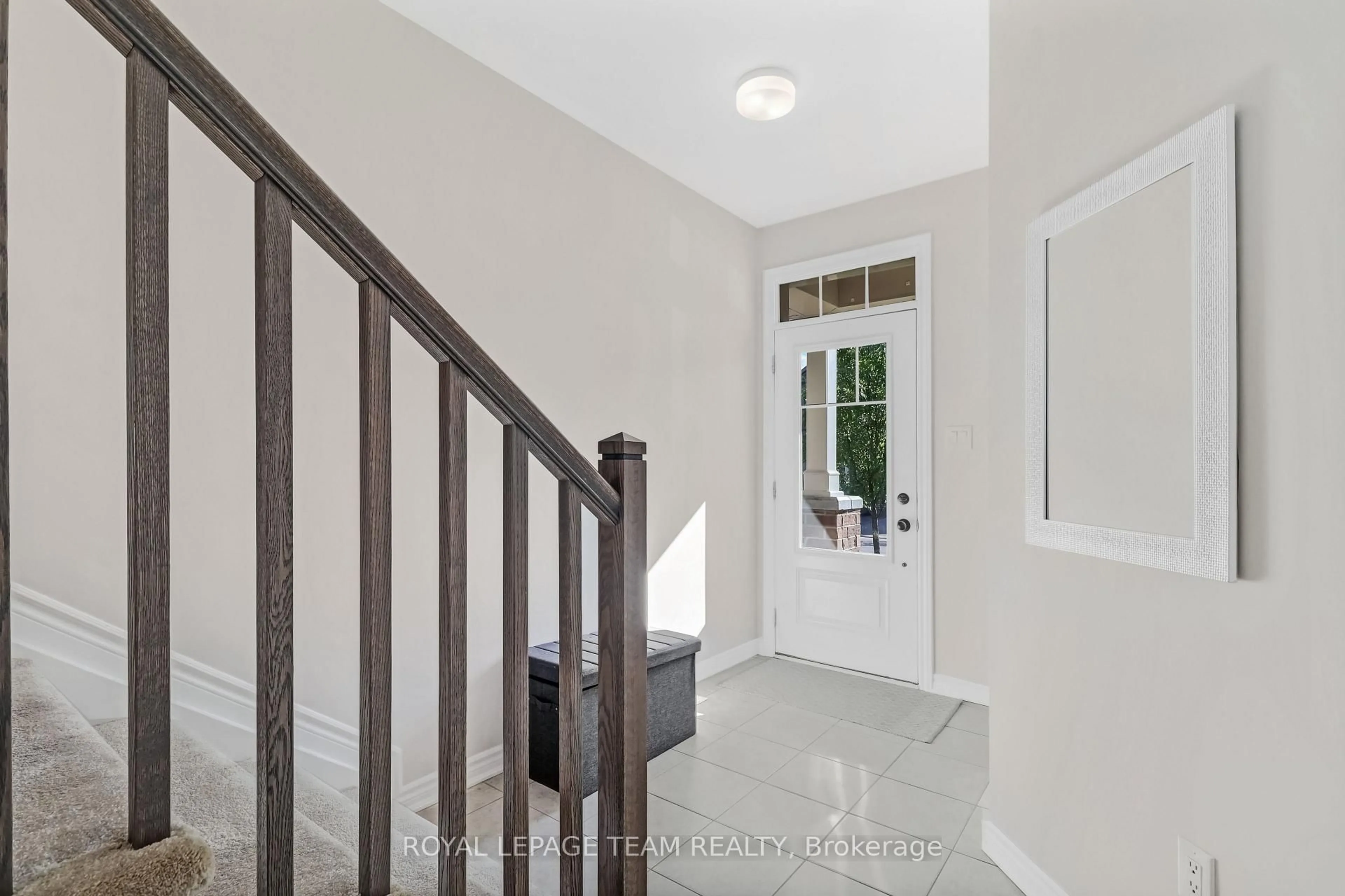 Indoor entryway for 770 Brittanic Rd, Ottawa Ontario K2V 0R5