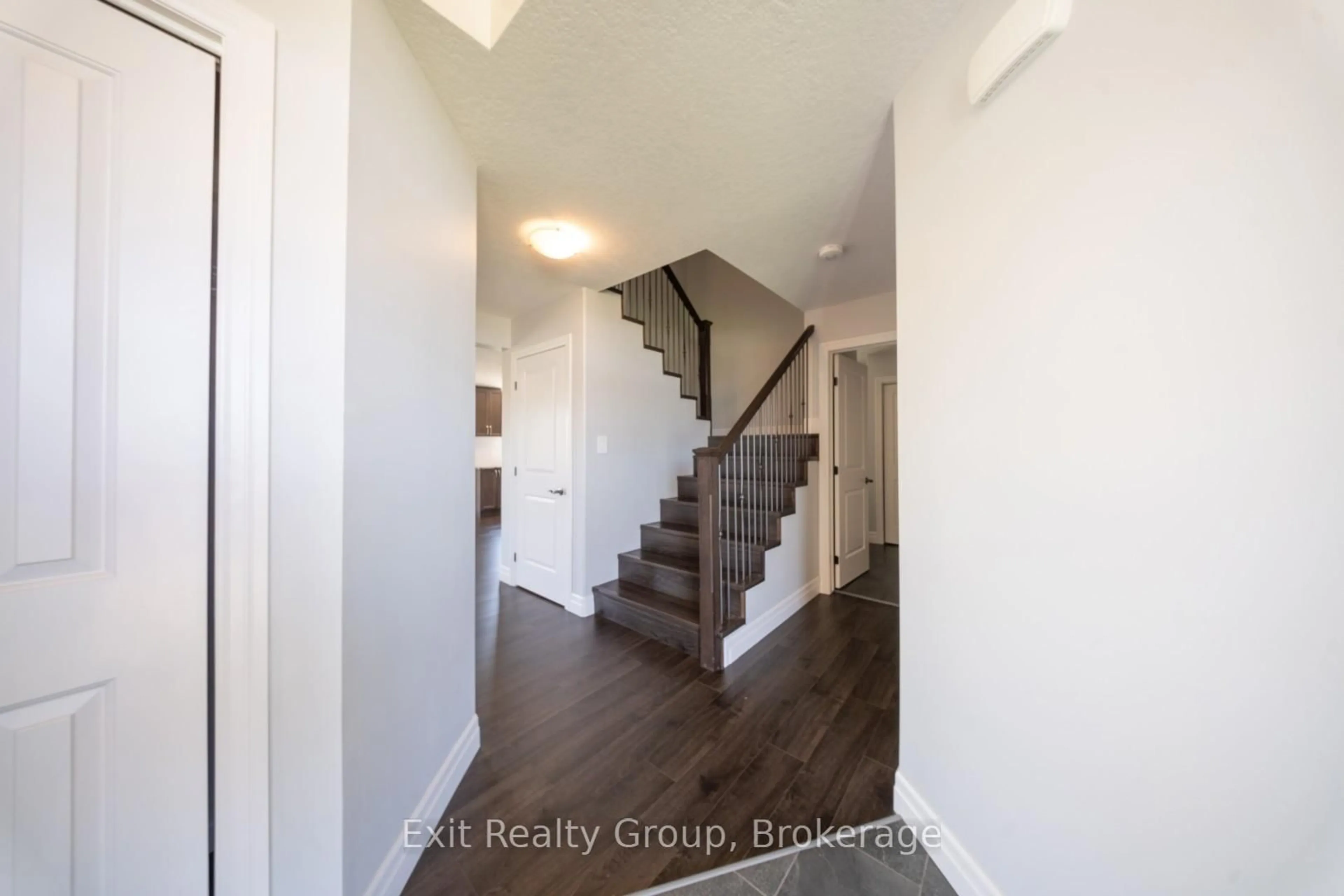 Indoor entryway for 49 Lanark Dr, Belleville Ontario K8N 0G8