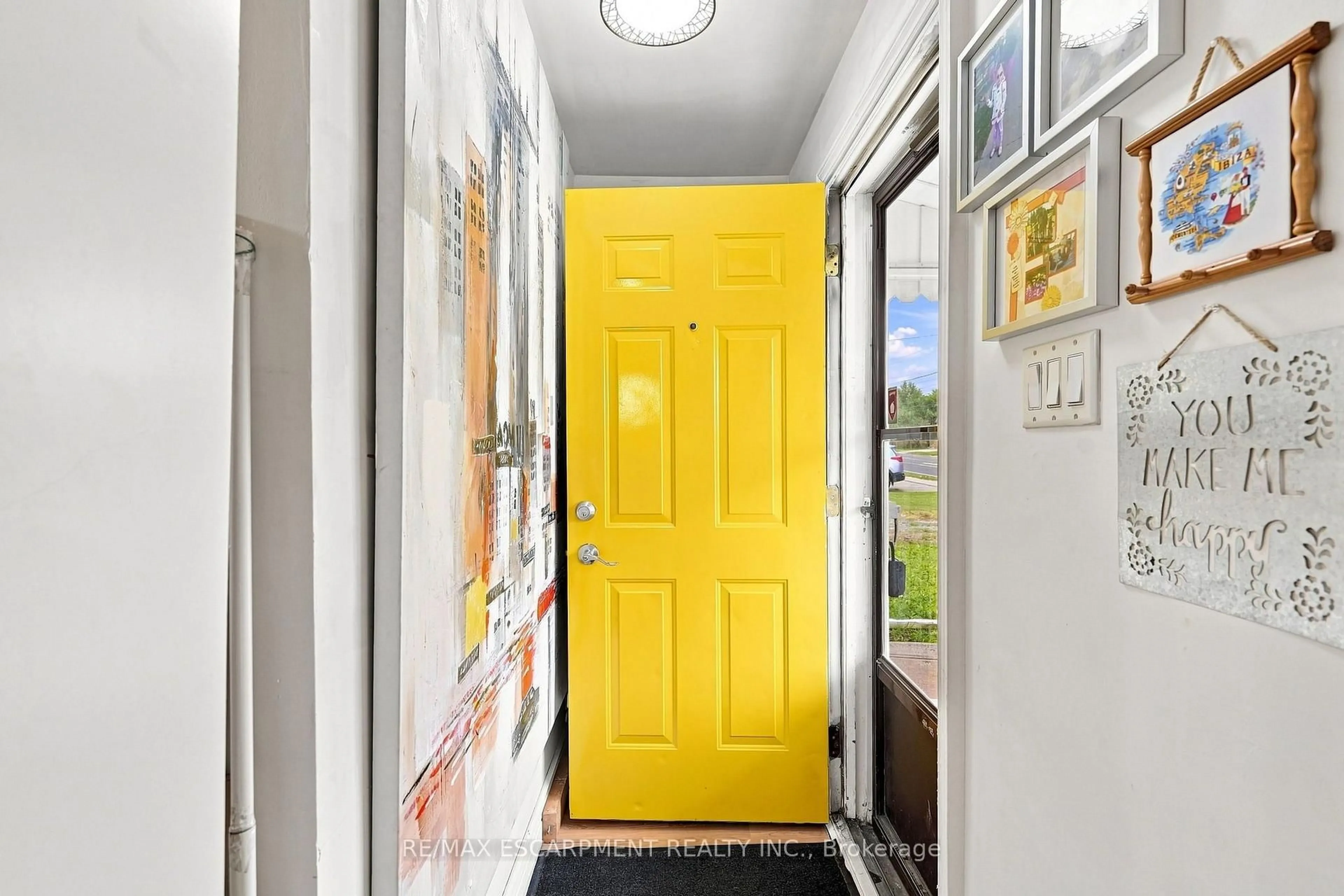 Indoor entryway for 328 Woodward Ave, Hamilton Ontario L8H 6N5
