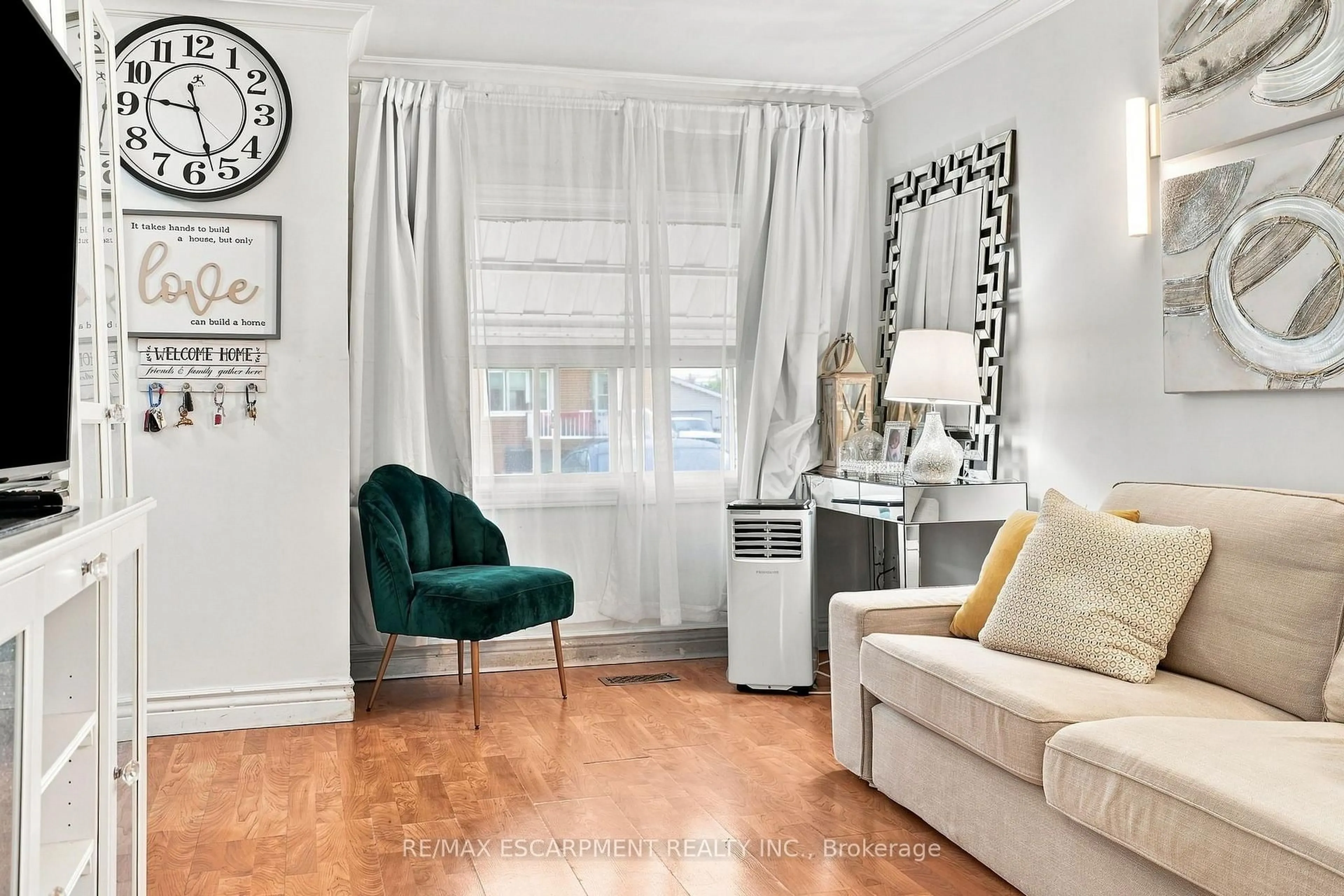 Living room with furniture, unknown for 328 Woodward Ave, Hamilton Ontario L8H 6N5