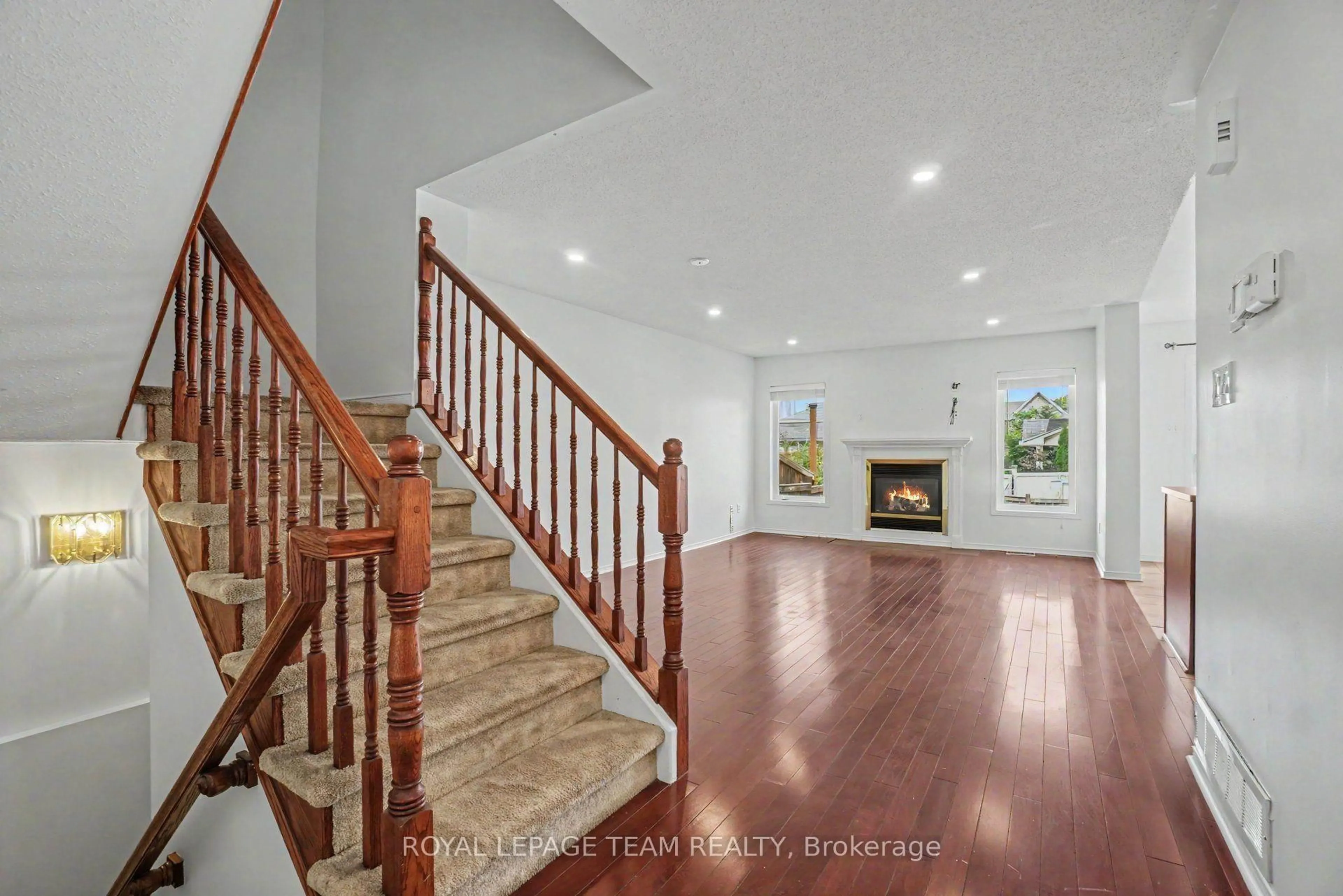 Indoor foyer for 13 Stoneleigh St, Ottawa Ontario K2G 7A2