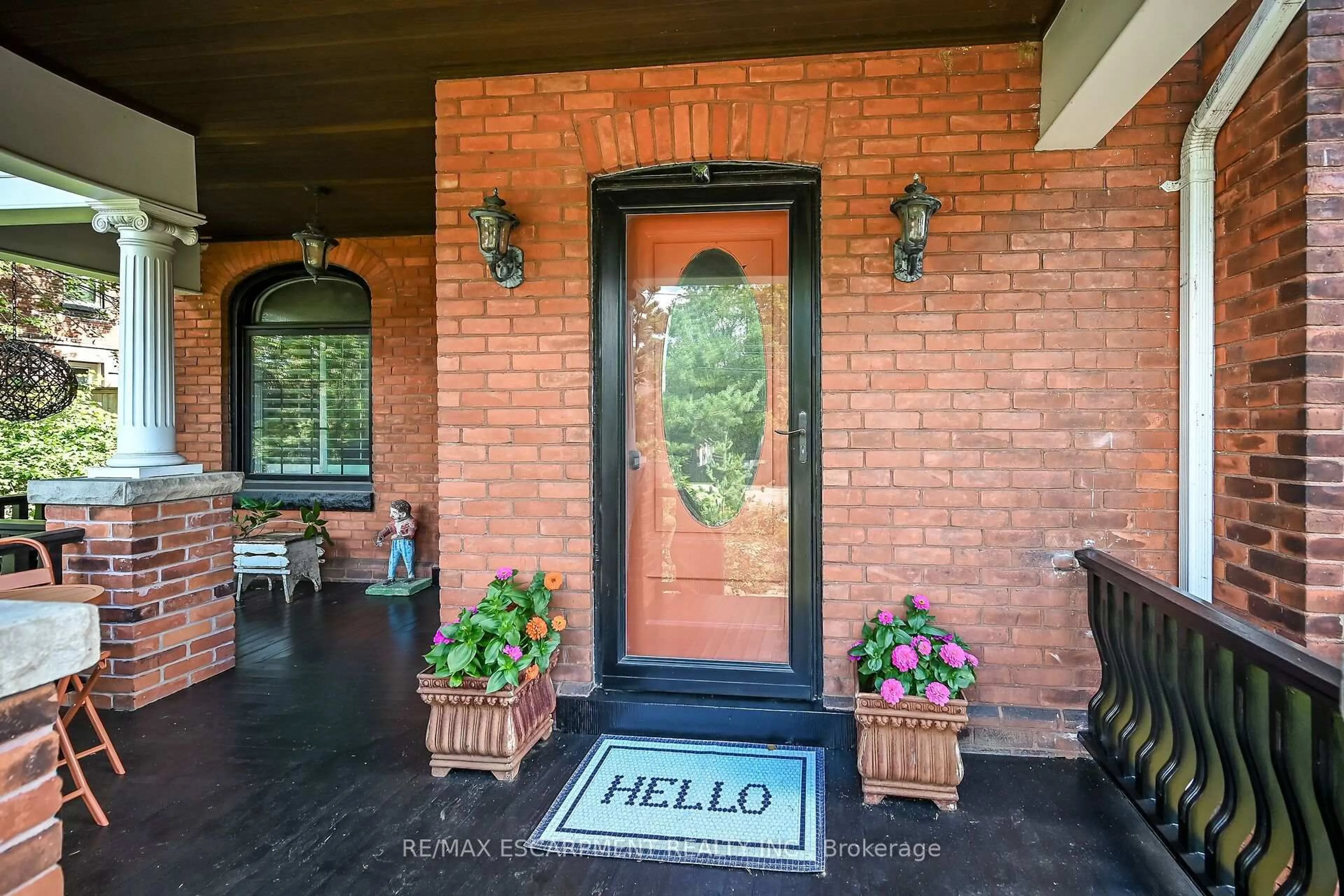 Indoor entryway for 2074 Governors Rd, Hamilton Ontario L0R 1J0