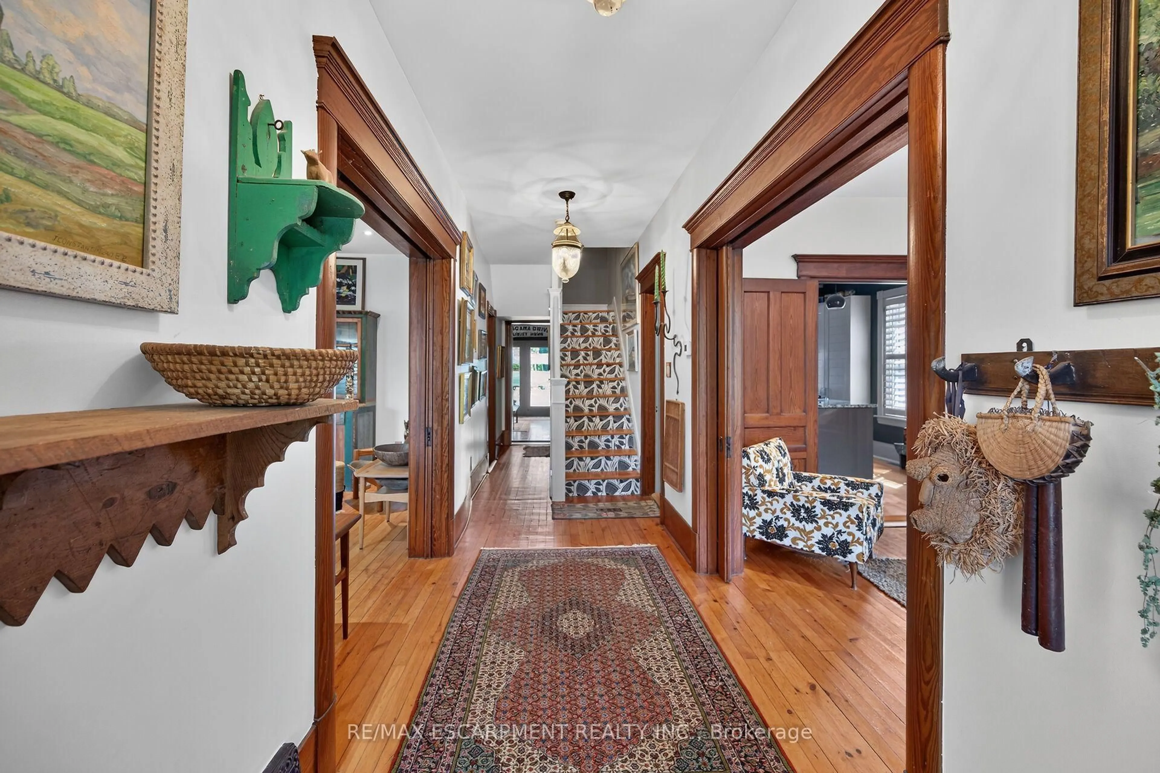 Indoor foyer for 2074 Governors Rd, Hamilton Ontario L0R 1J0