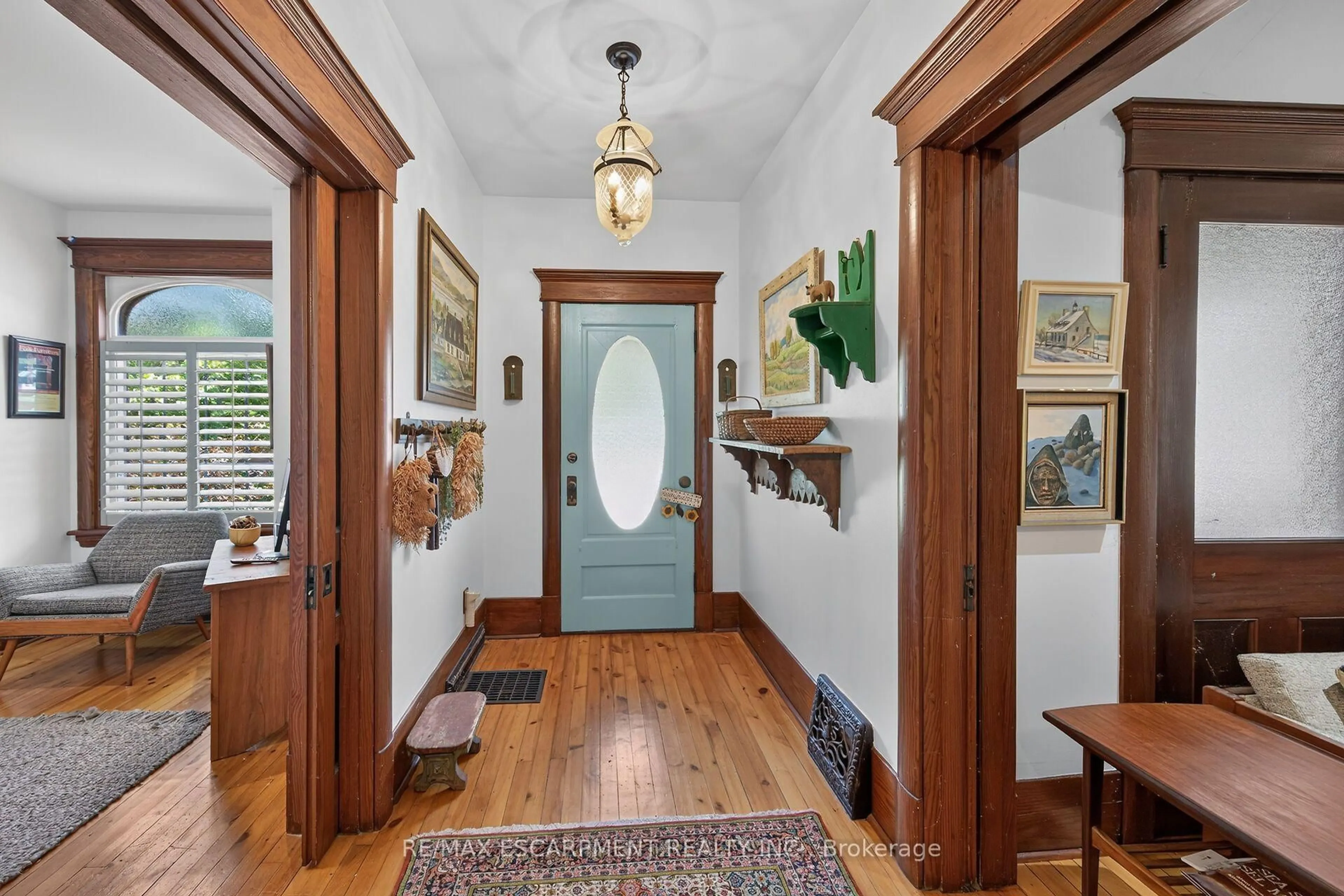 Indoor foyer for 2074 Governors Rd, Hamilton Ontario L0R 1J0