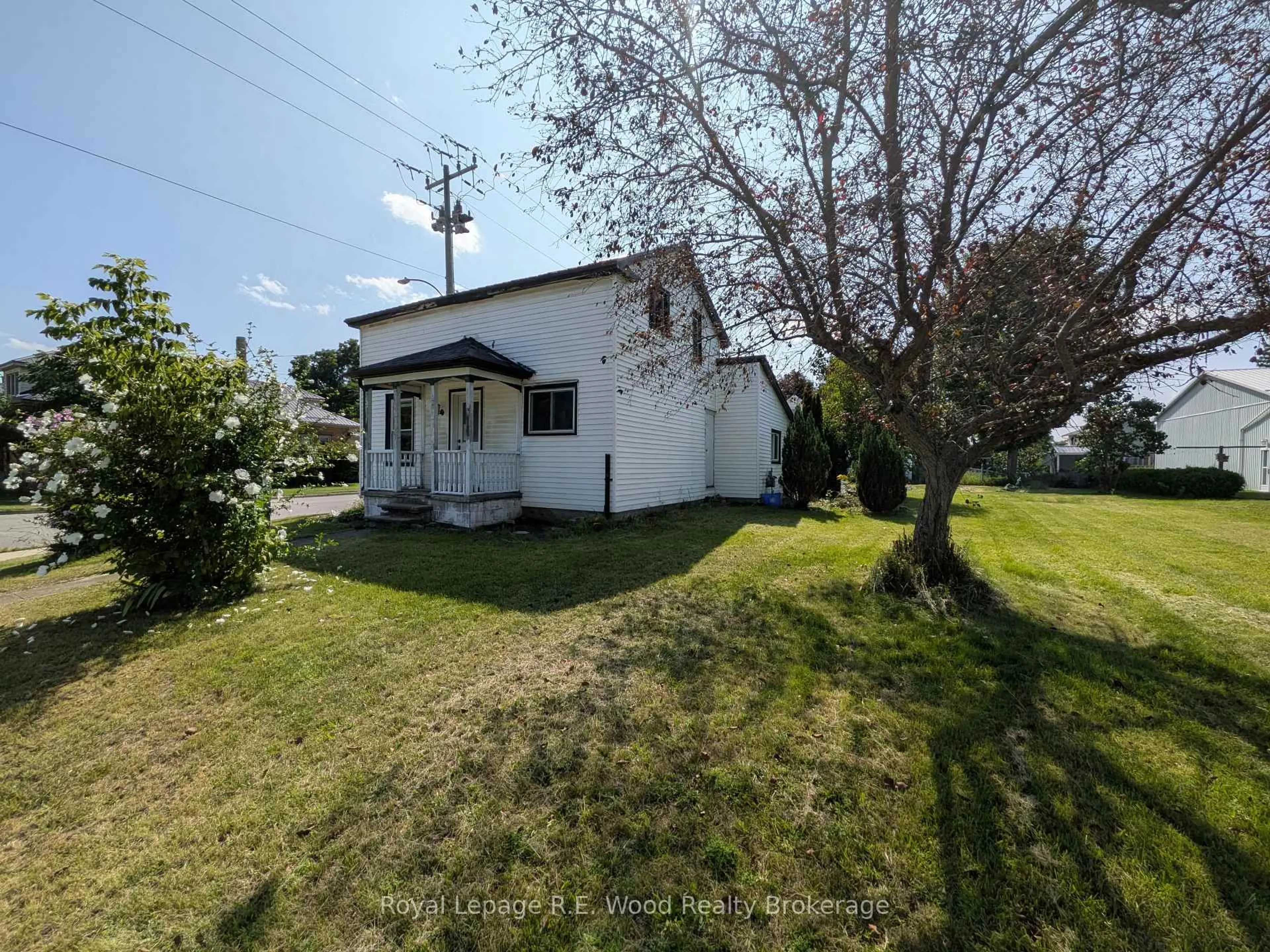 A pic from outside/outdoor area/front of a property/back of a property/a pic from drone, street for 201 Tillson Ave, Tillsonburg Ontario N4G 3B3