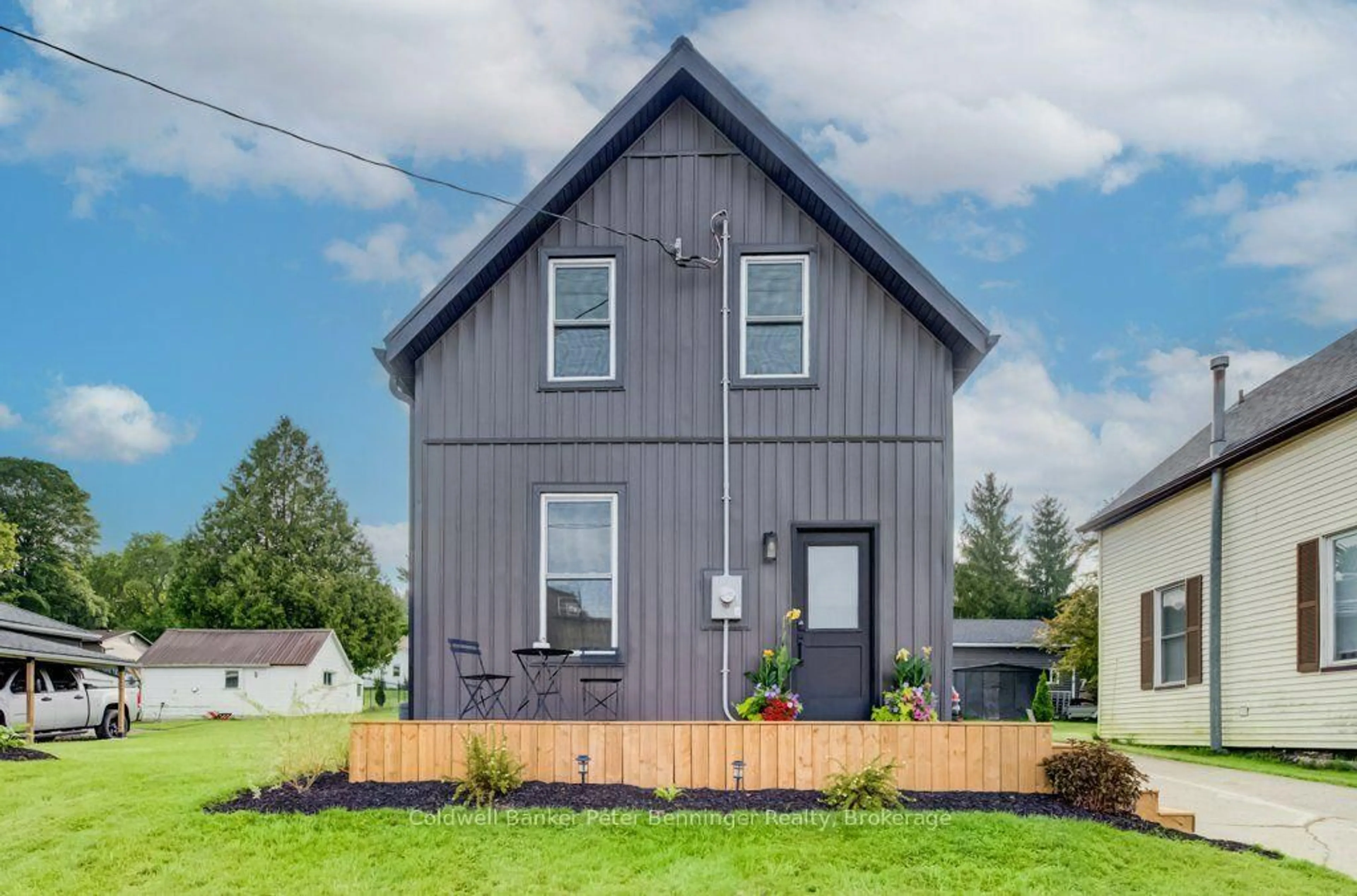 Home with vinyl exterior material, unknown for 20 Elm St, Brockton Ontario N0G 2V0