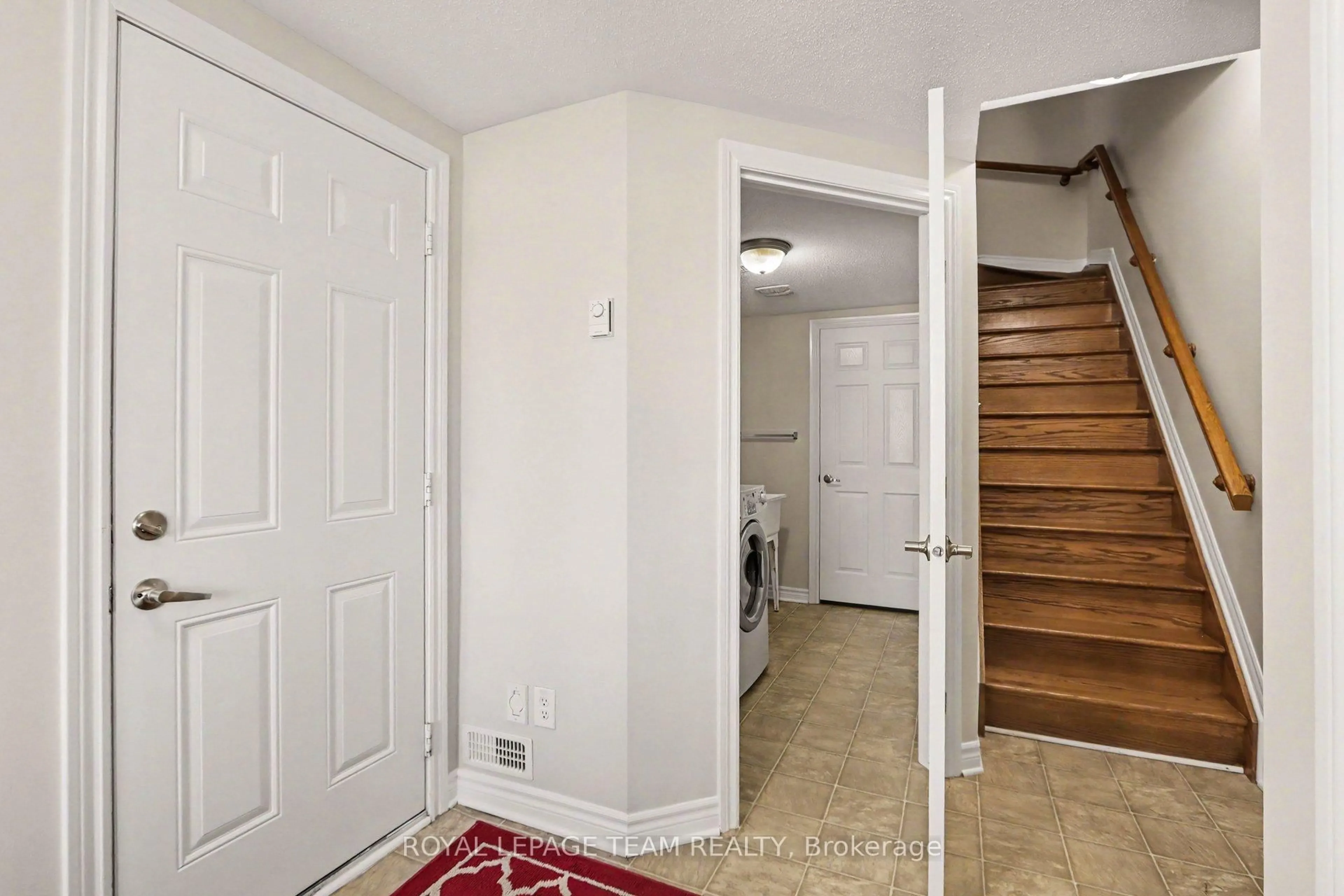 Indoor entryway for 2100 Madrid Ave, Ottawa Ontario K2J 0K4
