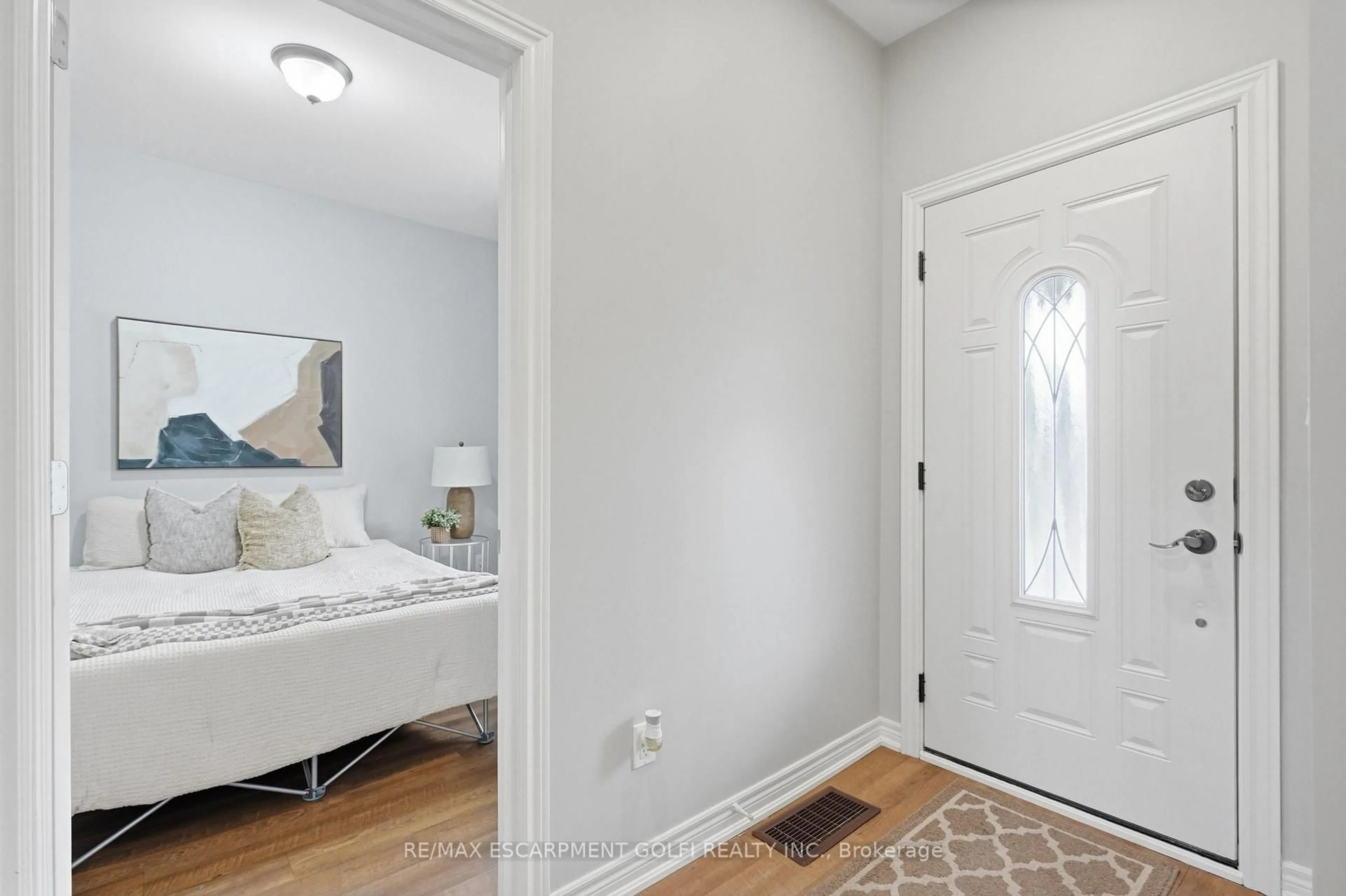 Indoor entryway for 241 Rosslyn Ave, Hamilton Ontario L8L 7P9
