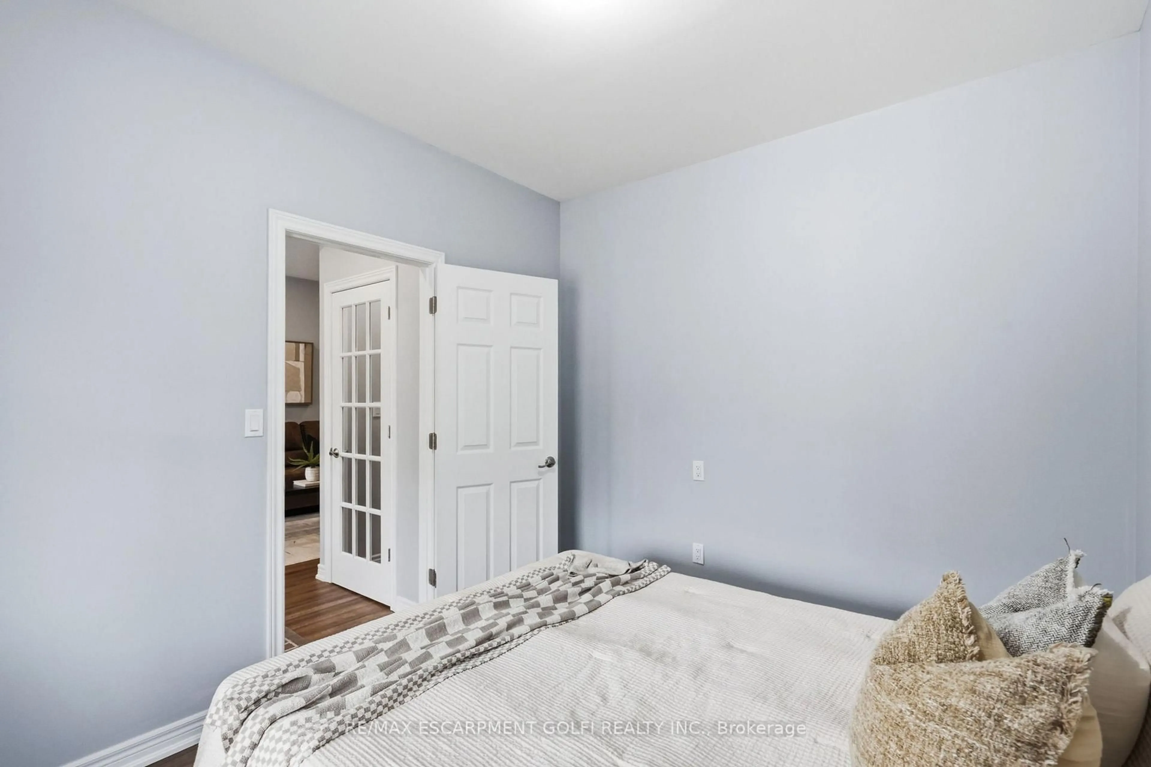 A pic of a room for 241 Rosslyn Ave, Hamilton Ontario L8L 7P9