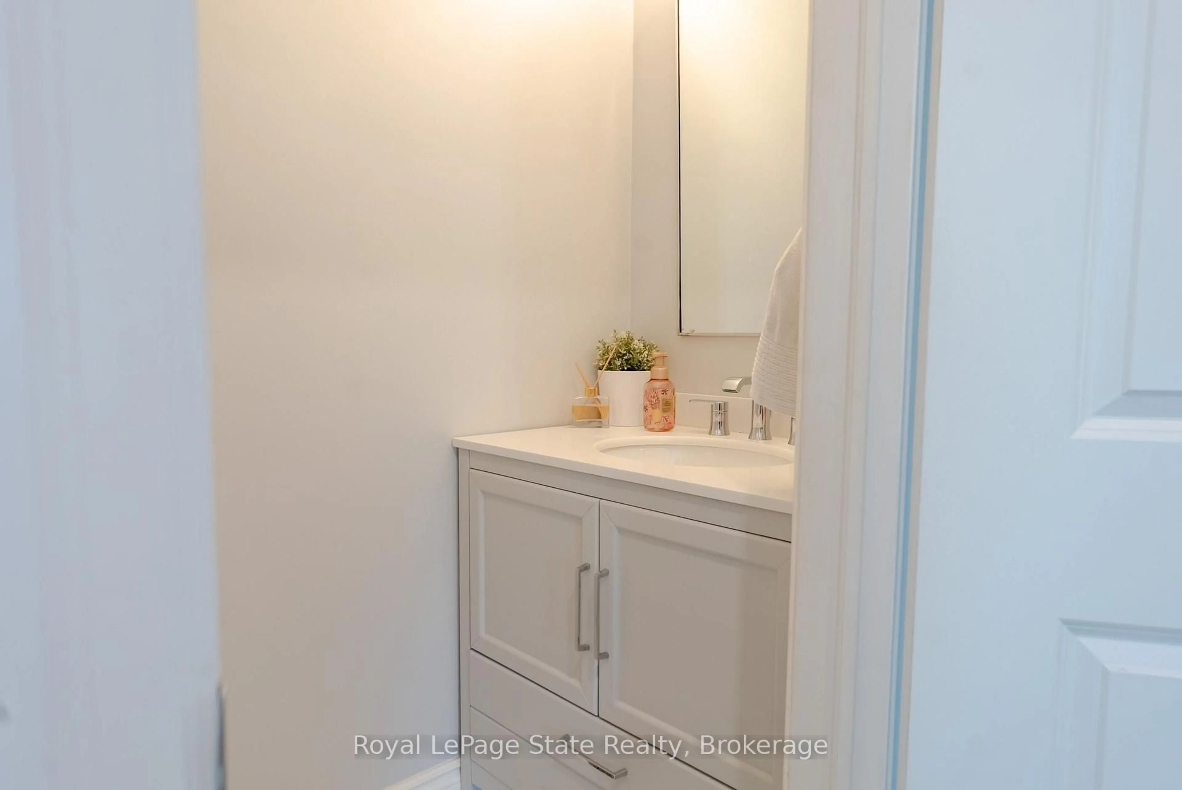 Standard bathroom, ceramic/tile floor for 4303 Arejay Ave, Lincoln Ontario L3J 0P8