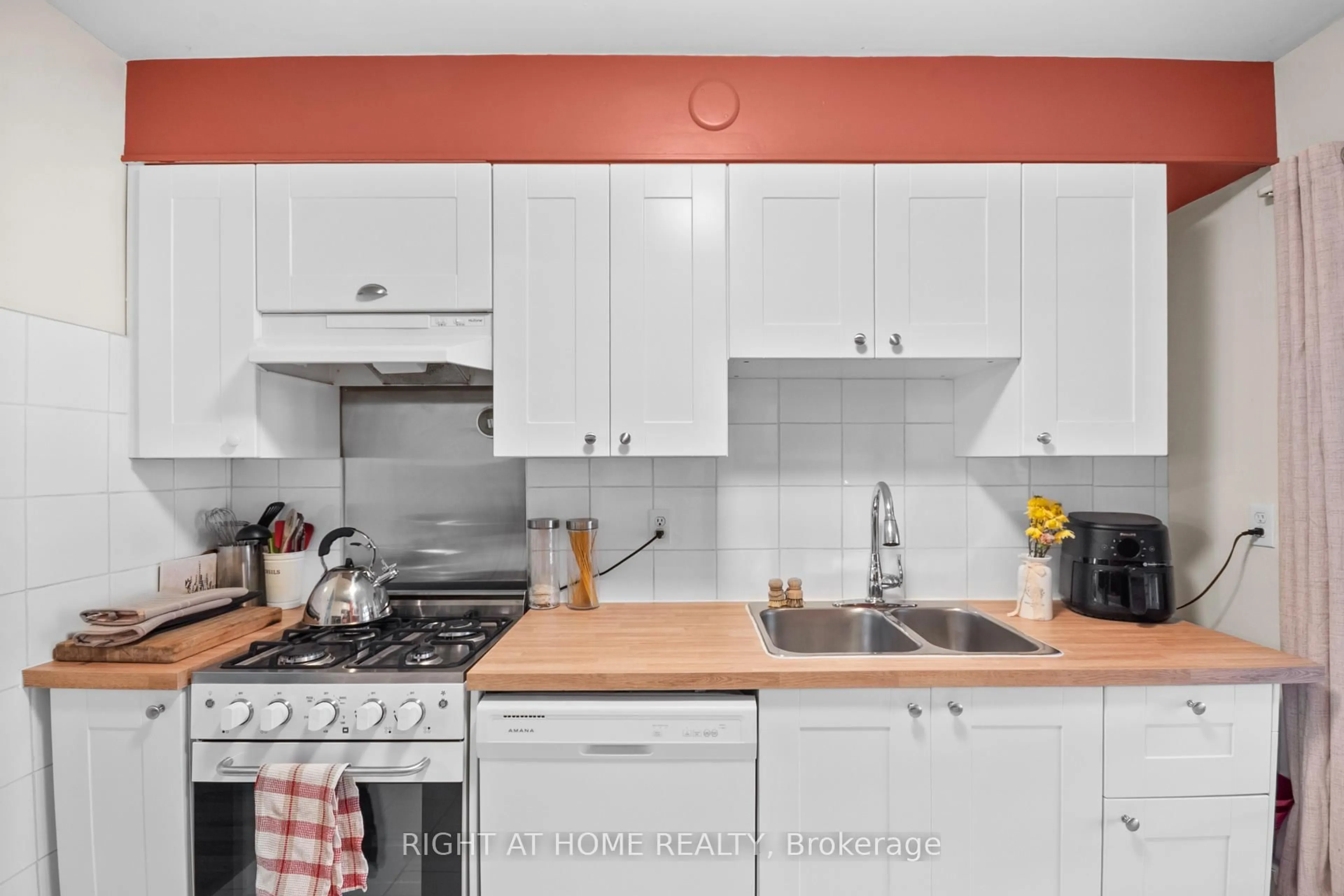 Standard kitchen, unknown for 5 Arbour Glen Cres, London East Ontario N5Y 1Z9