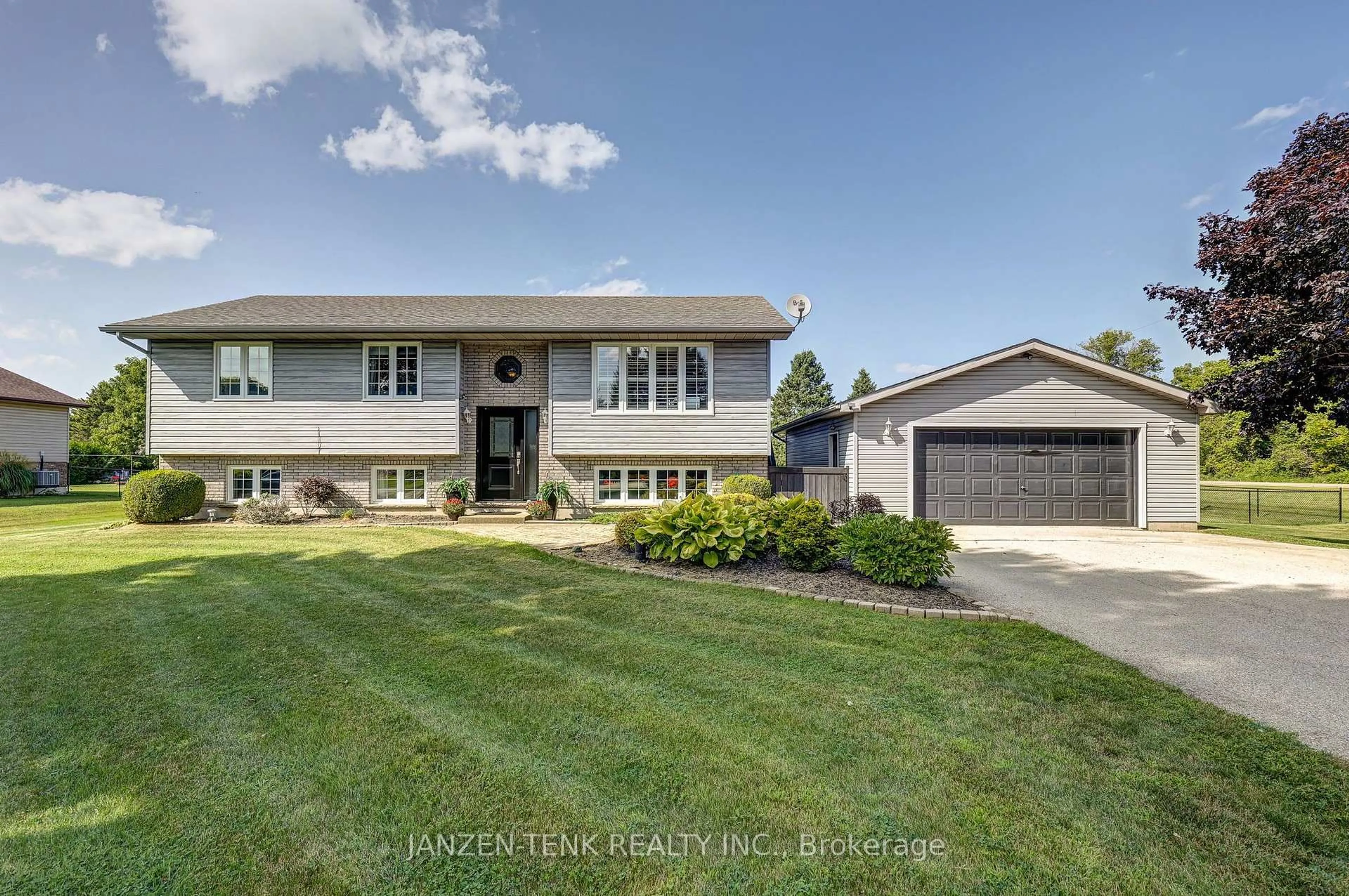 Home with vinyl exterior material, street for 49988 Catherina St, Malahide Ontario N5H 2R1