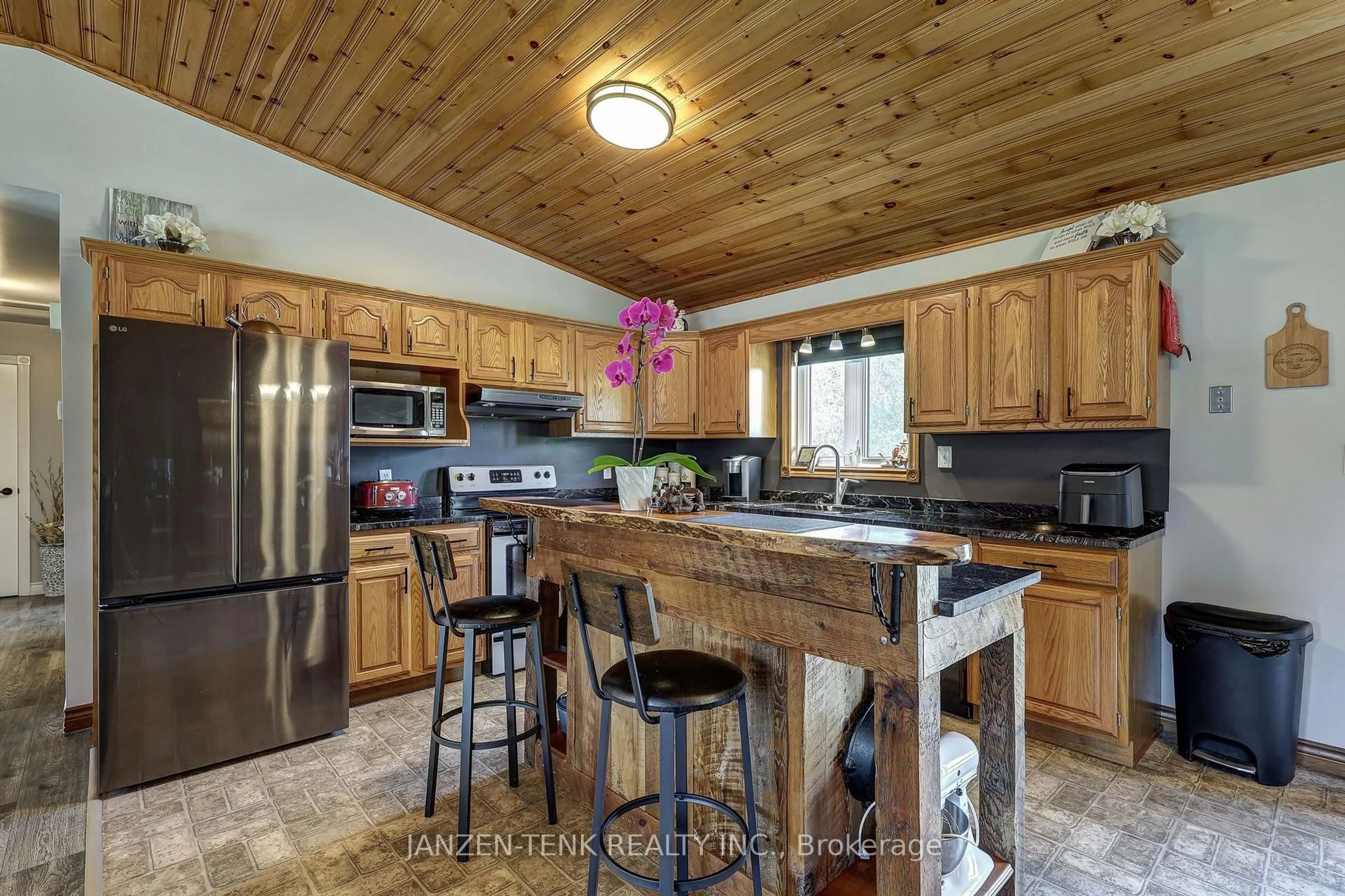 Rustic kitchen, unknown for 49988 Catherina St, Malahide Ontario N5H 2R1