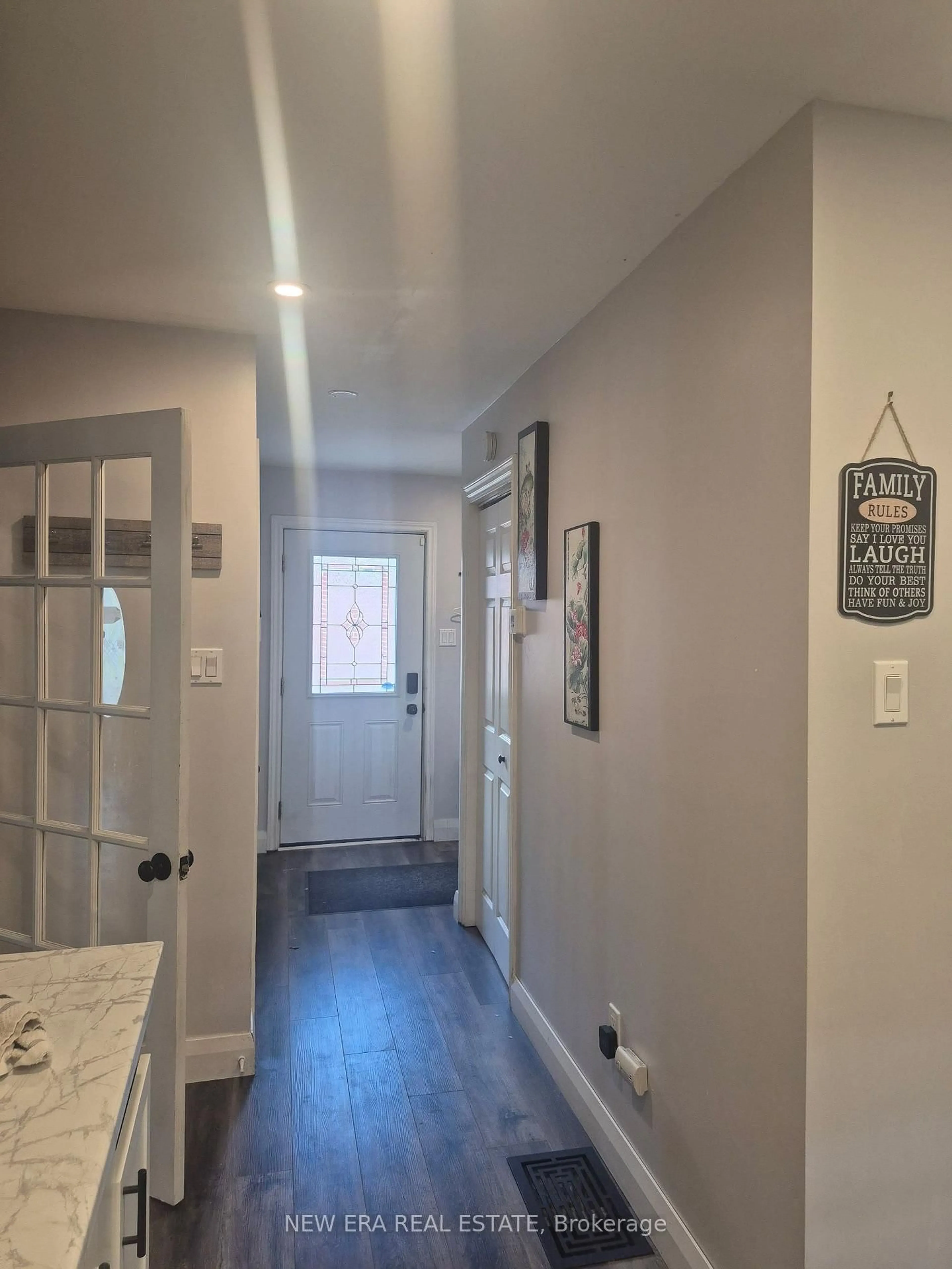 Indoor entryway for 779 Chamberlain St, Peterborough Ontario K9J 4M2