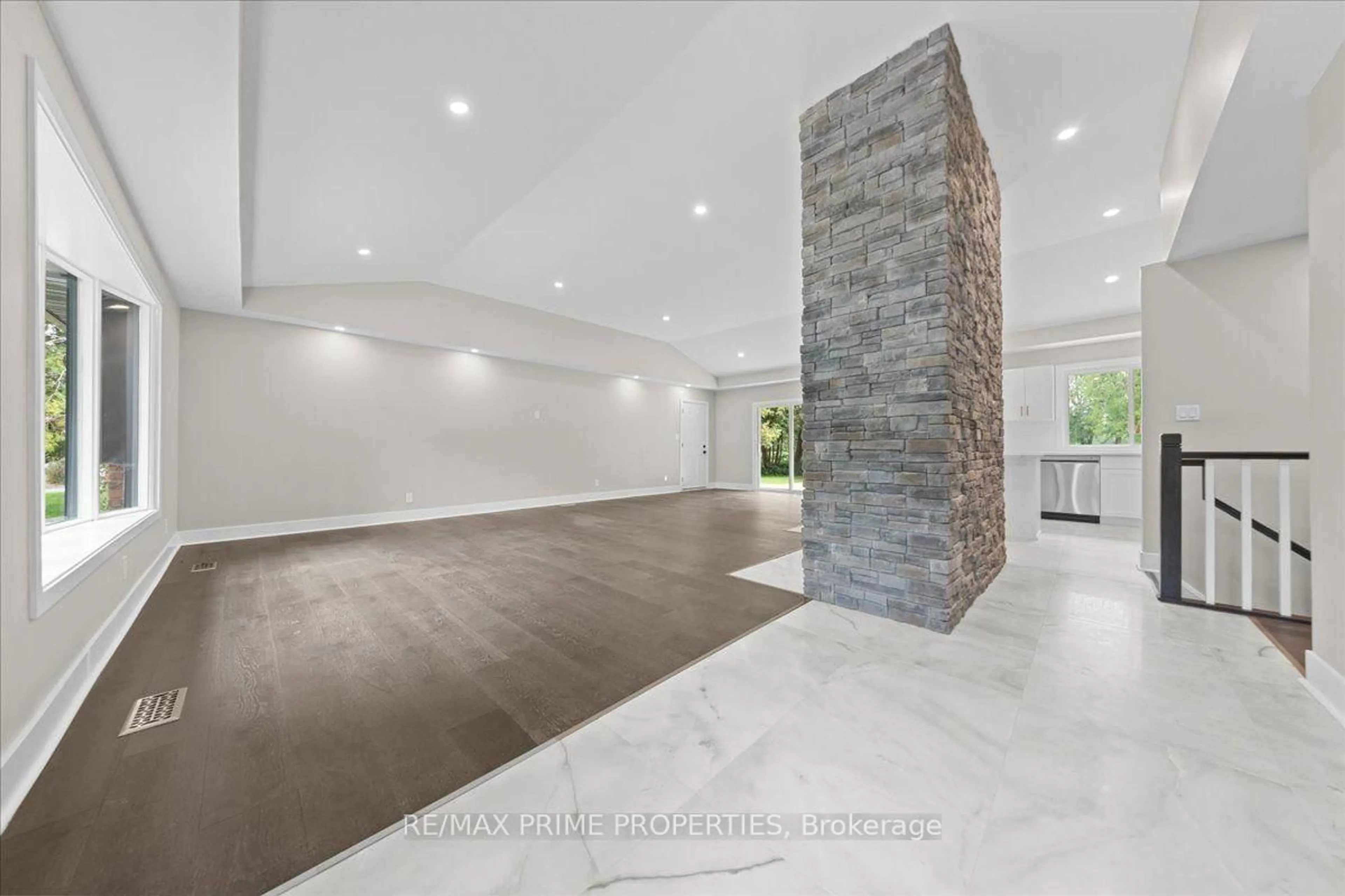Indoor foyer for 6636 Marina Dr, Manotick Ontario K4M 1B3