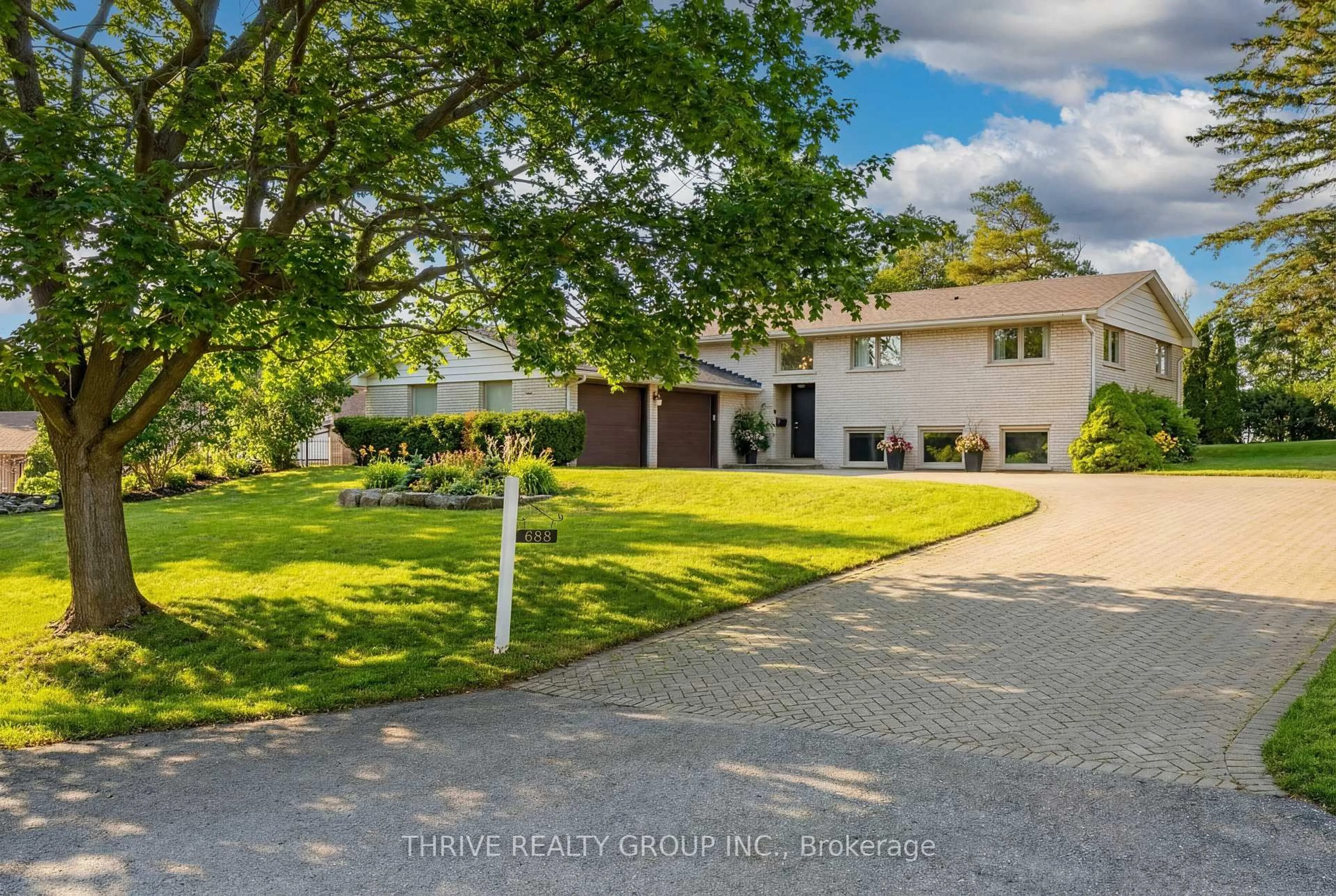 A pic from outside/outdoor area/front of a property/back of a property/a pic from drone, street for 688 Westmount Hill Dr, London South Ontario N6K 1B2