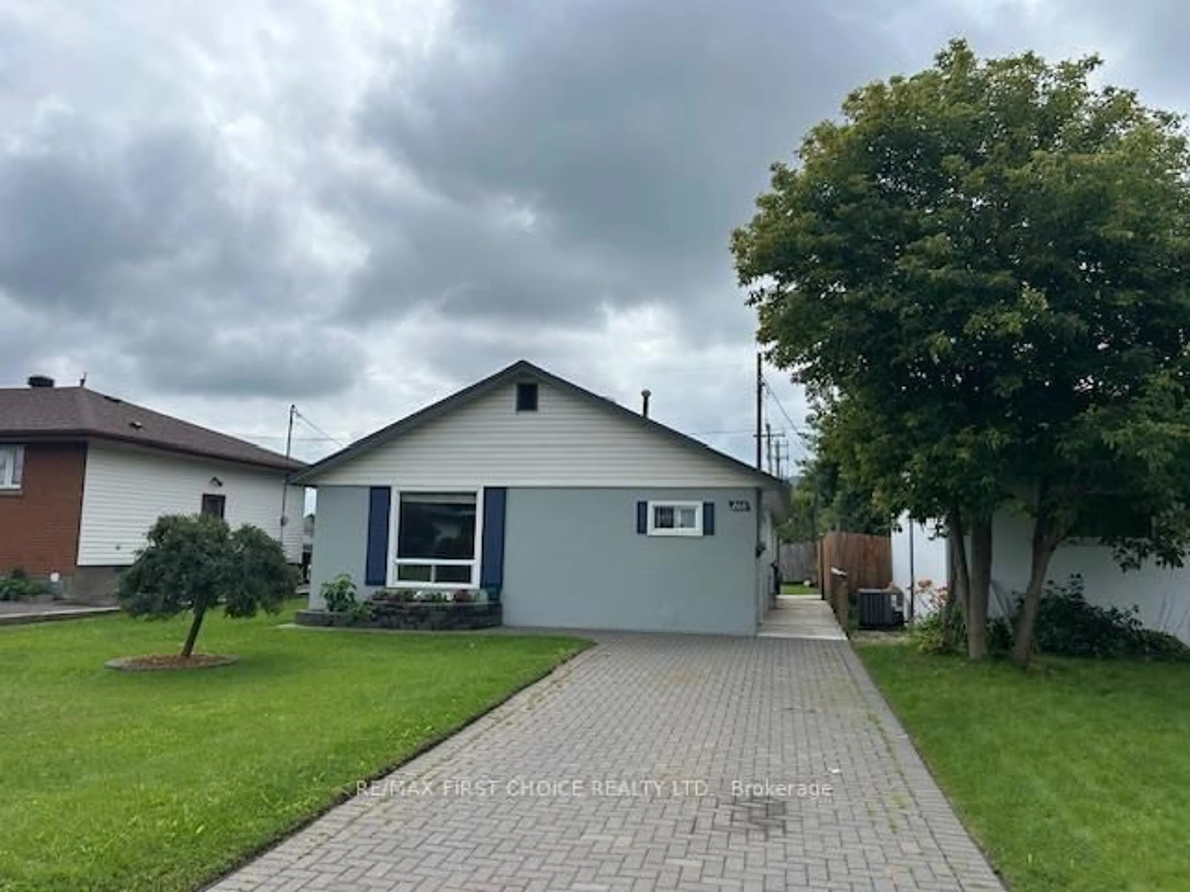 A pic from outside/outdoor area/front of a property/back of a property/a pic from drone, street for 208 Gordon St, Thunder Bay Ontario P7E 4T3