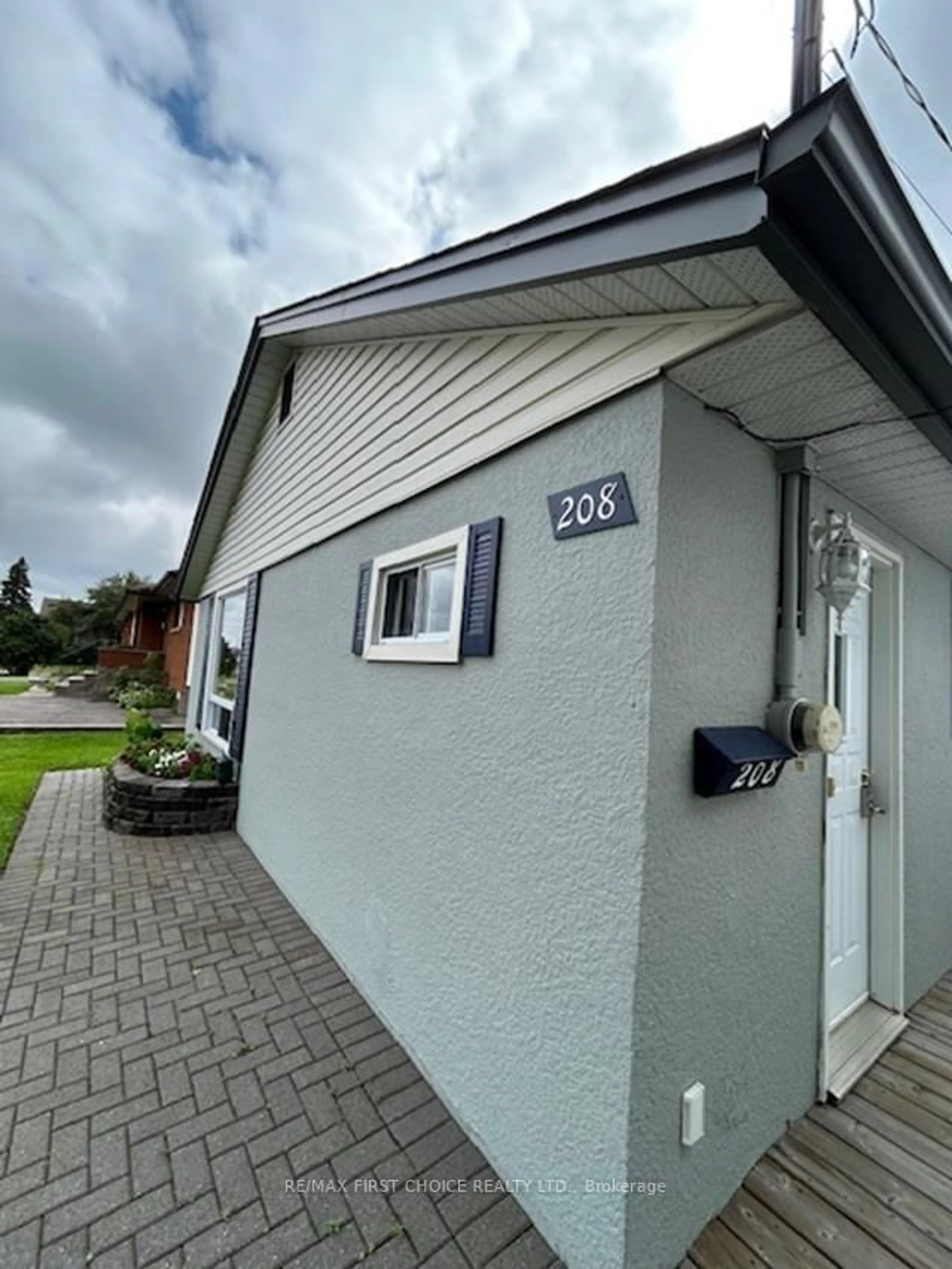 A pic from outside/outdoor area/front of a property/back of a property/a pic from drone, street for 208 Gordon St, Thunder Bay Ontario P7E 4T3