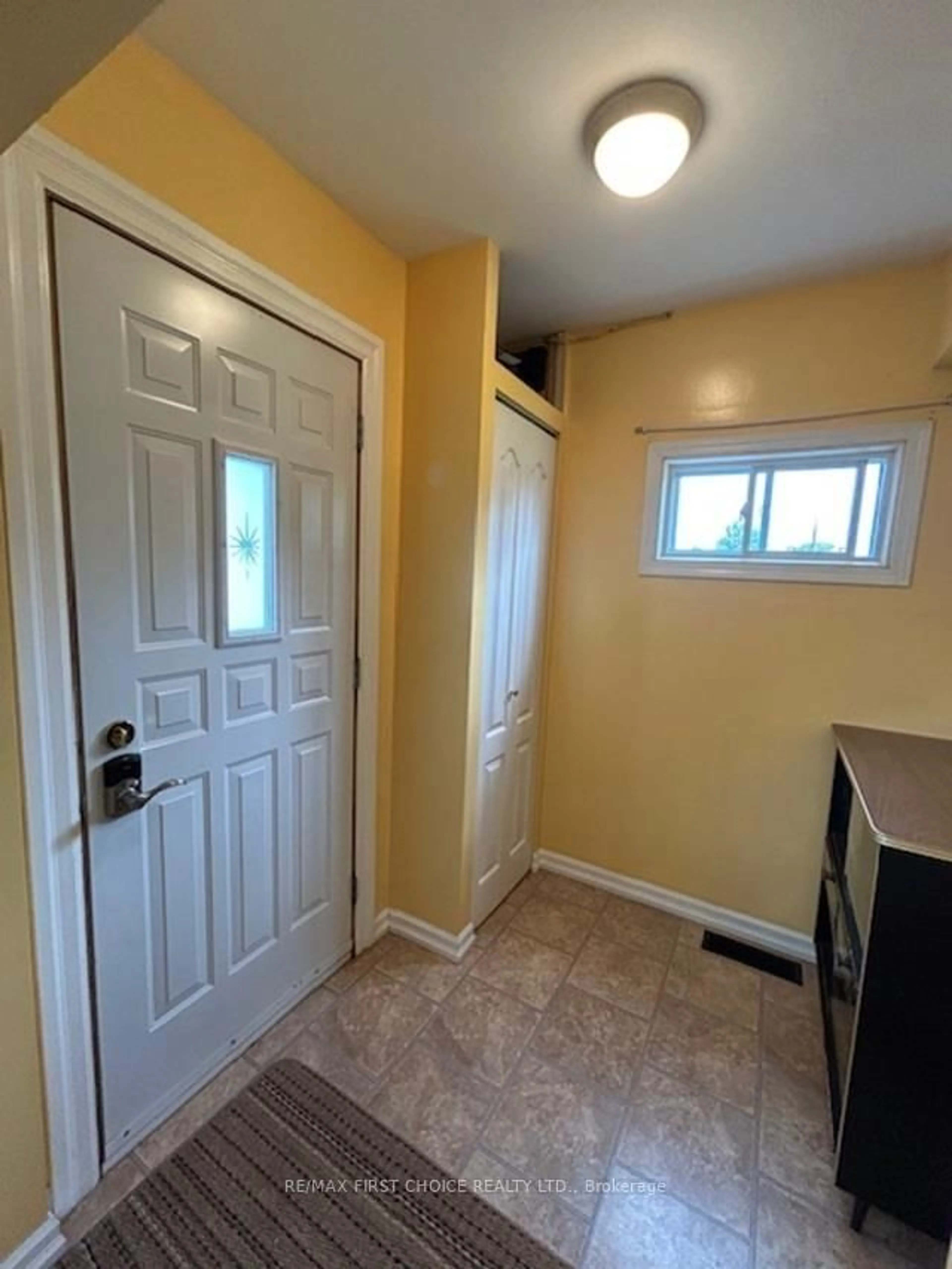 Indoor entryway for 208 Gordon St, Thunder Bay Ontario P7E 4T3