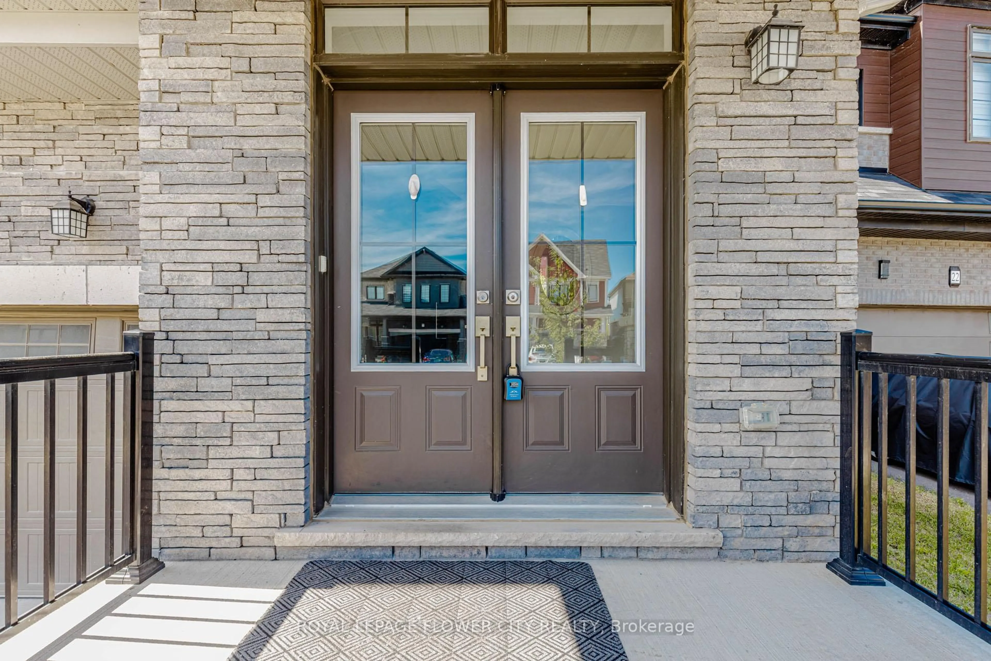 Indoor entryway for 18 Santo Crt, Woolwich Ontario N0B 1M0