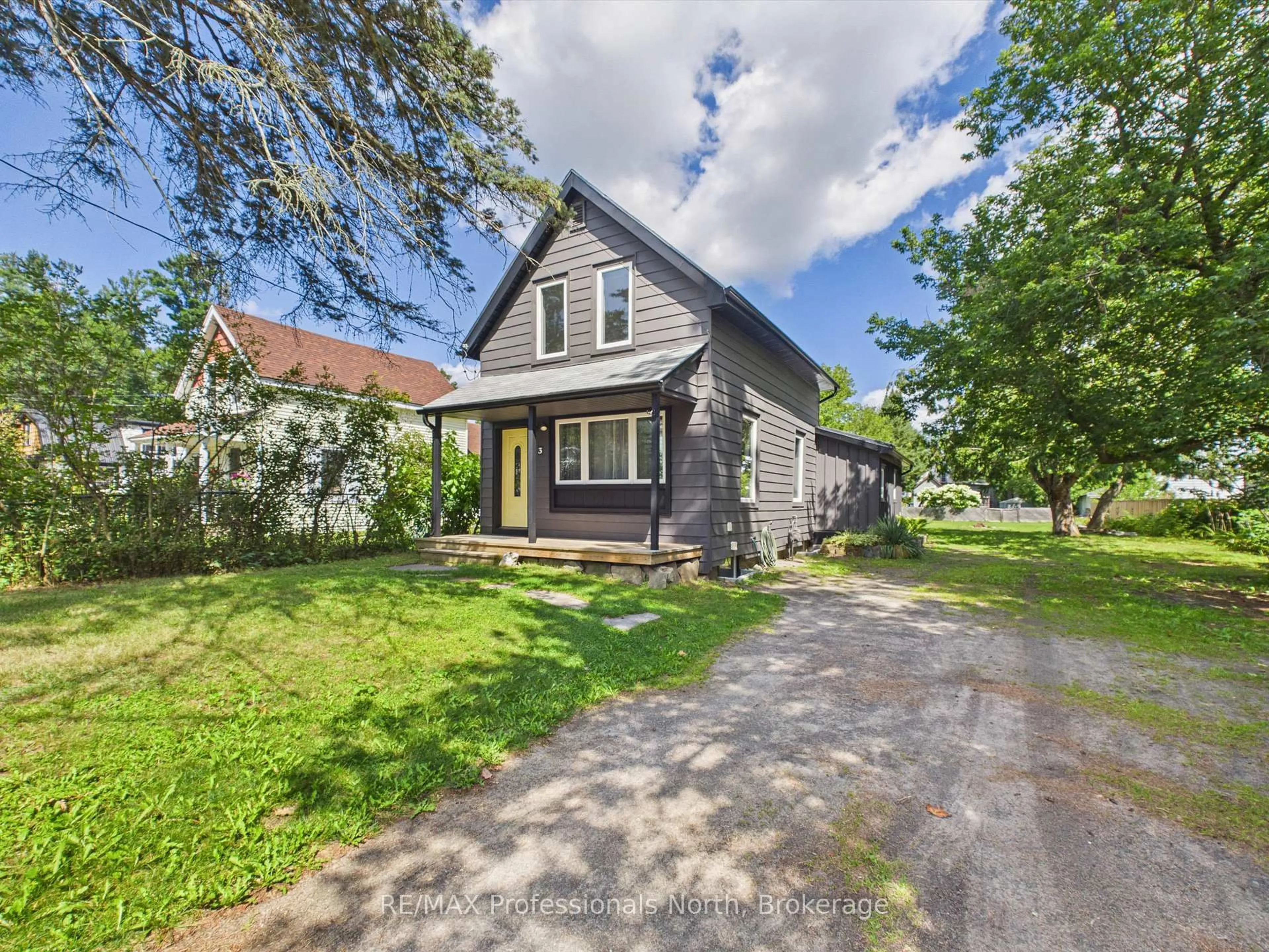 A pic from outside/outdoor area/front of a property/back of a property/a pic from drone, street for 3 Spadina Ave, Bracebridge Ontario P1L 1C7