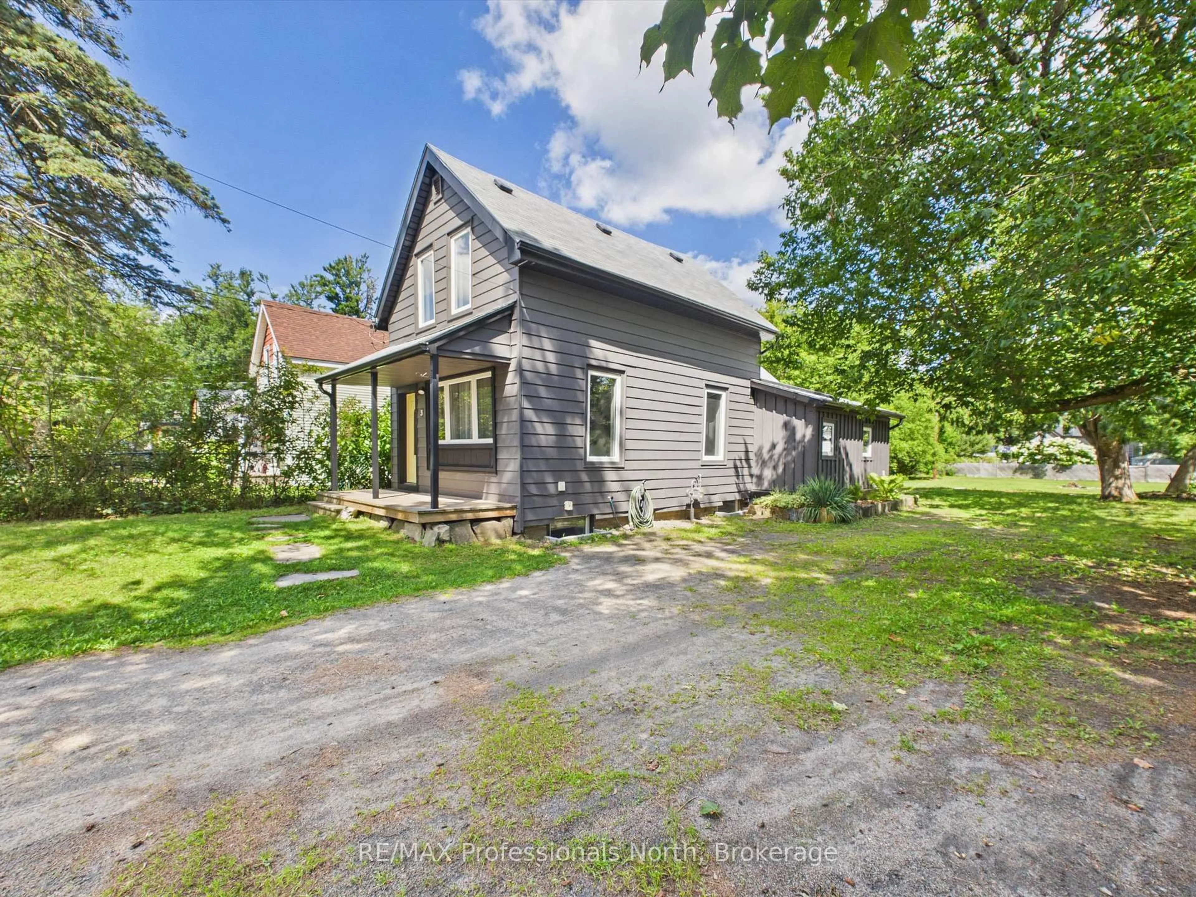 A pic from outside/outdoor area/front of a property/back of a property/a pic from drone, street for 3 Spadina Ave, Bracebridge Ontario P1L 1C7