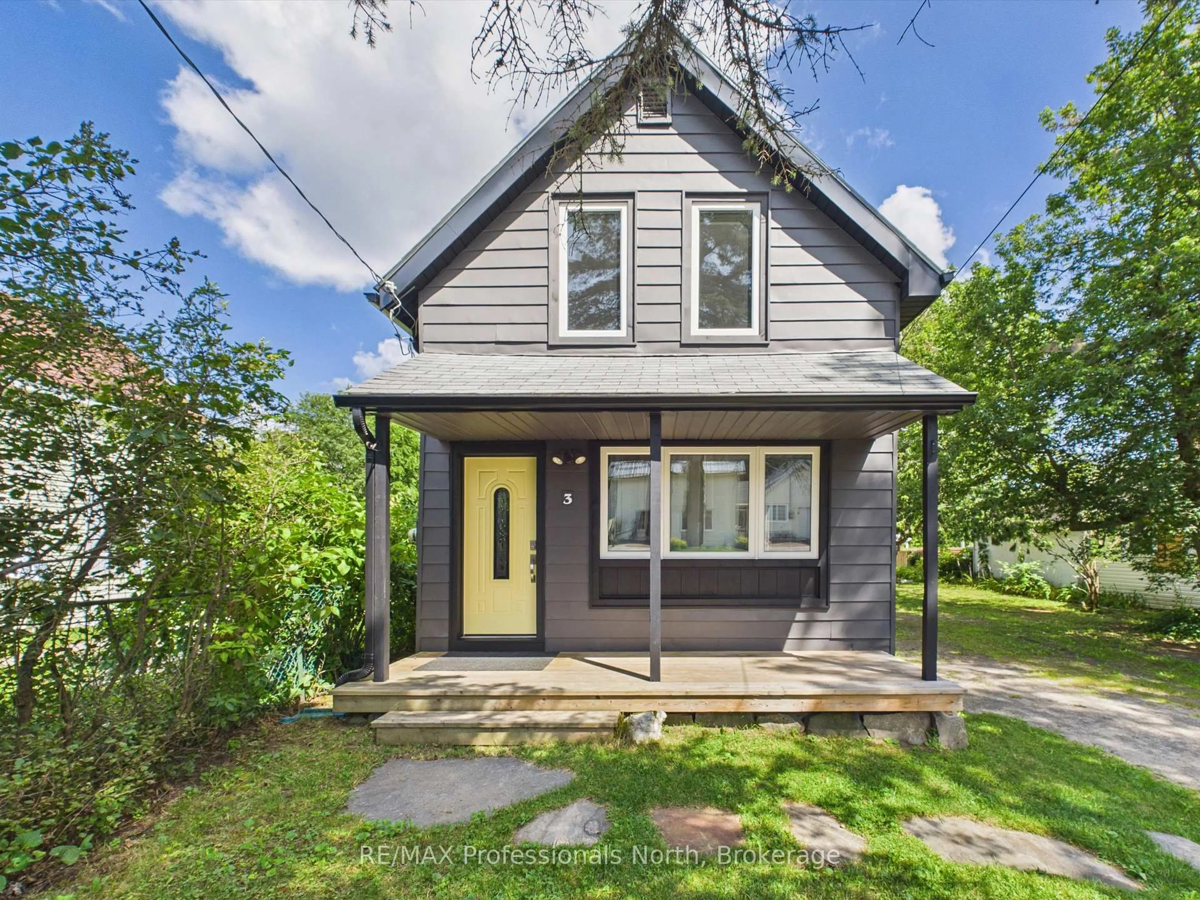 Home with vinyl exterior material, street for 3 Spadina Ave, Bracebridge Ontario P1L 1C7