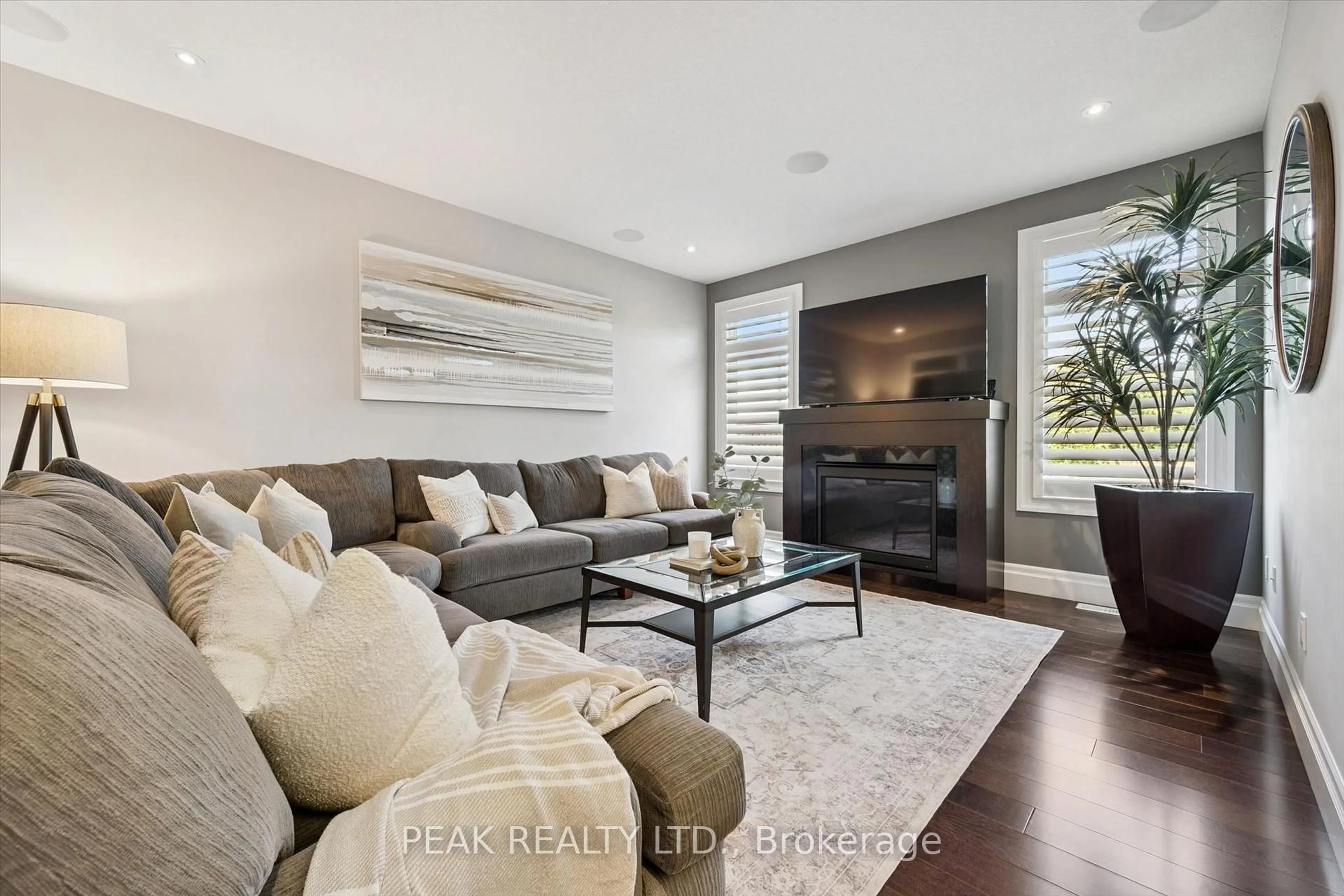 Living room with furniture, unknown for 111 OAK PARK Dr, Waterloo Ontario N2K 0B3