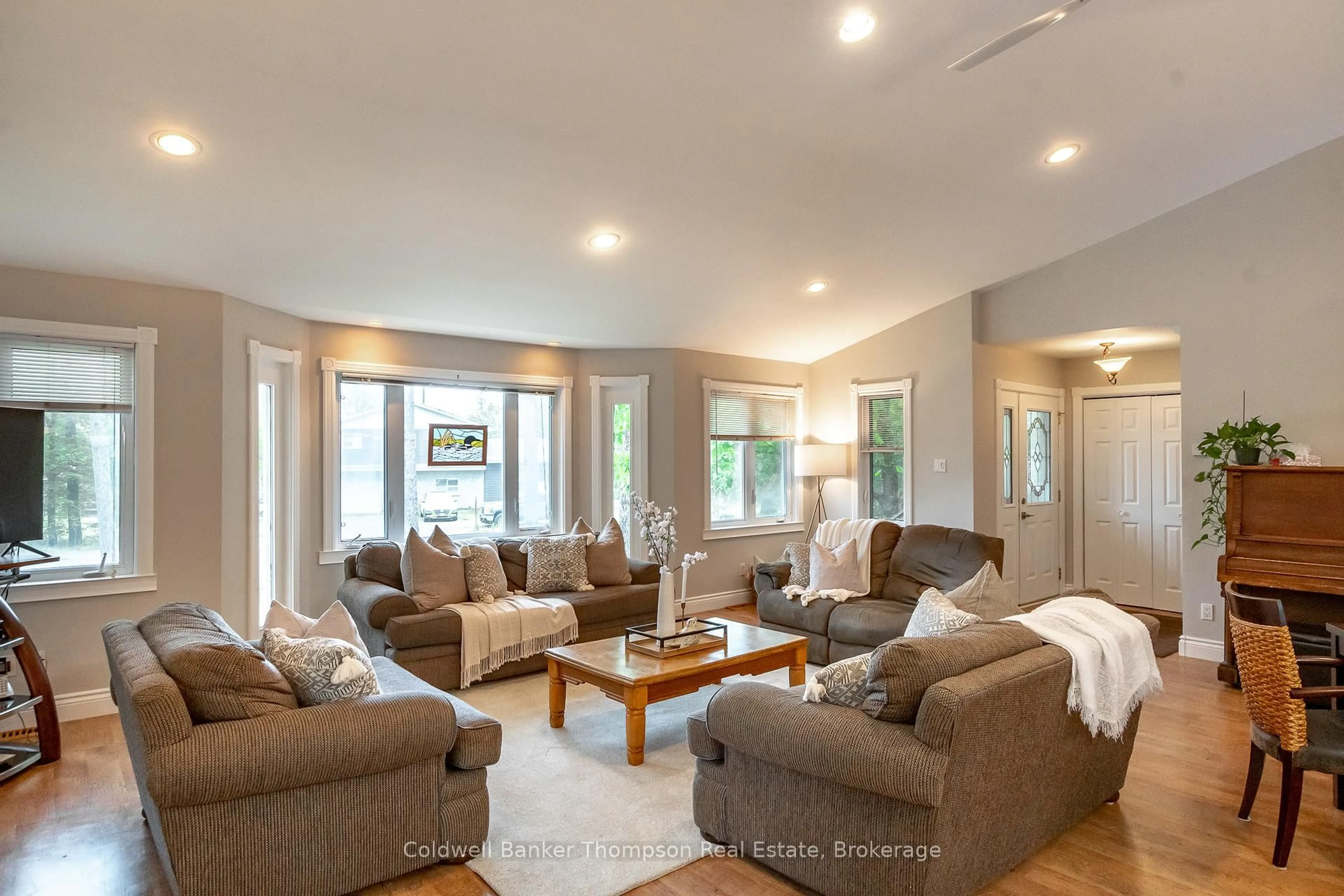 Living room with furniture, unknown for 4237 Ravenscliffe Rd, Huntsville Ontario P1H 2J2