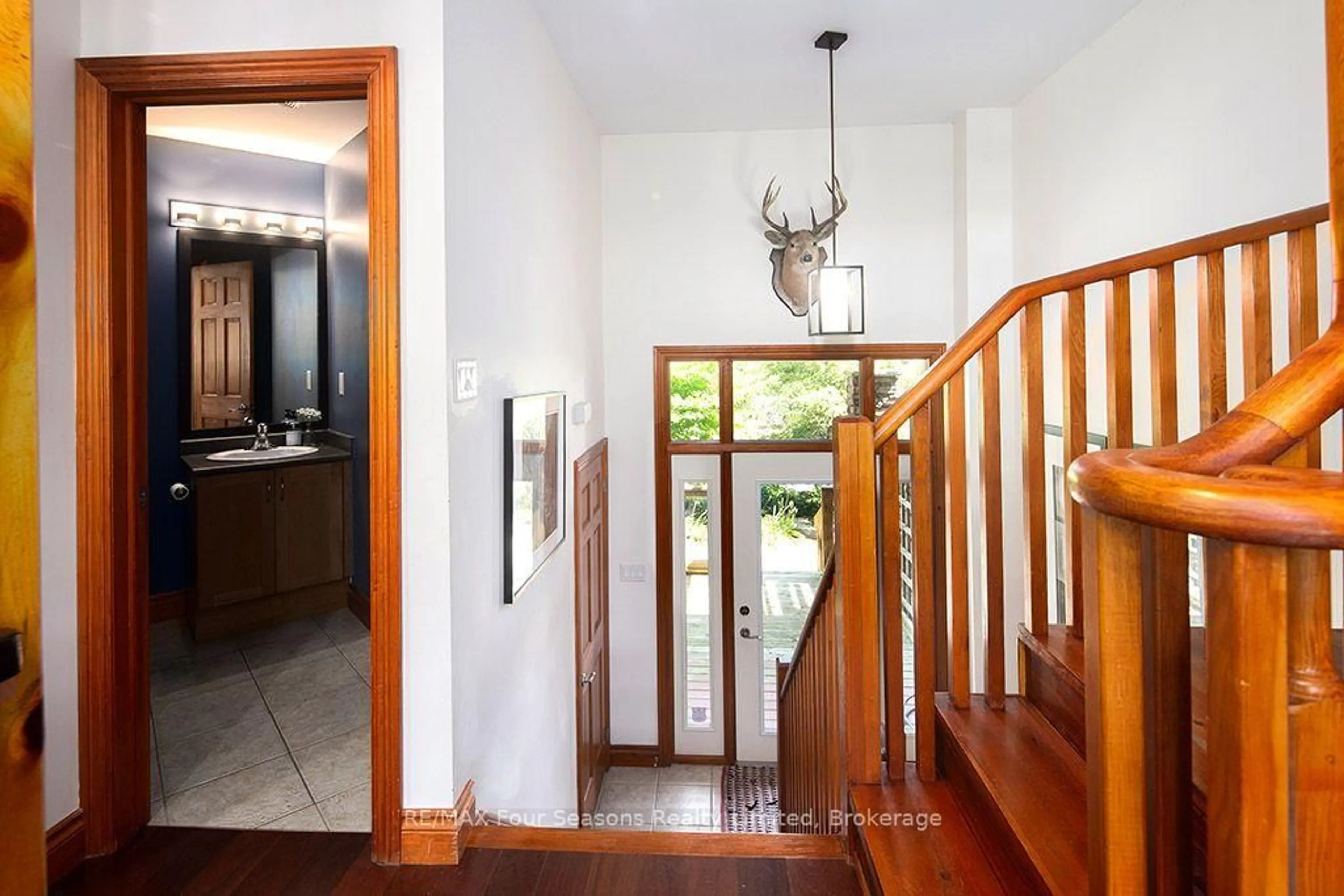 Indoor foyer for 214 Blueski George Cres #44, Blue Mountains Ontario L9Y 0V5