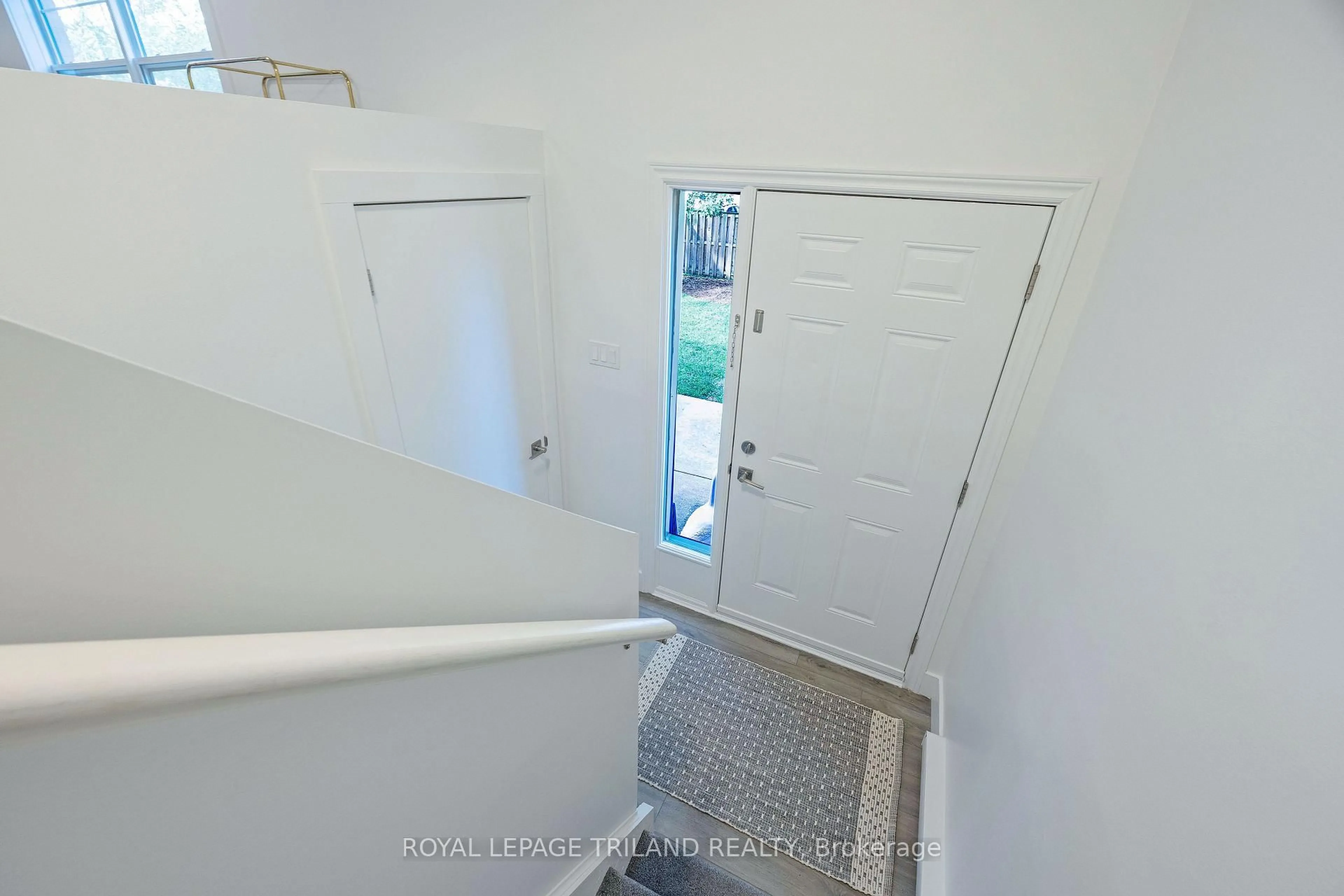Indoor entryway for 105 Andover Dr #26, London South Ontario N6J 4B1