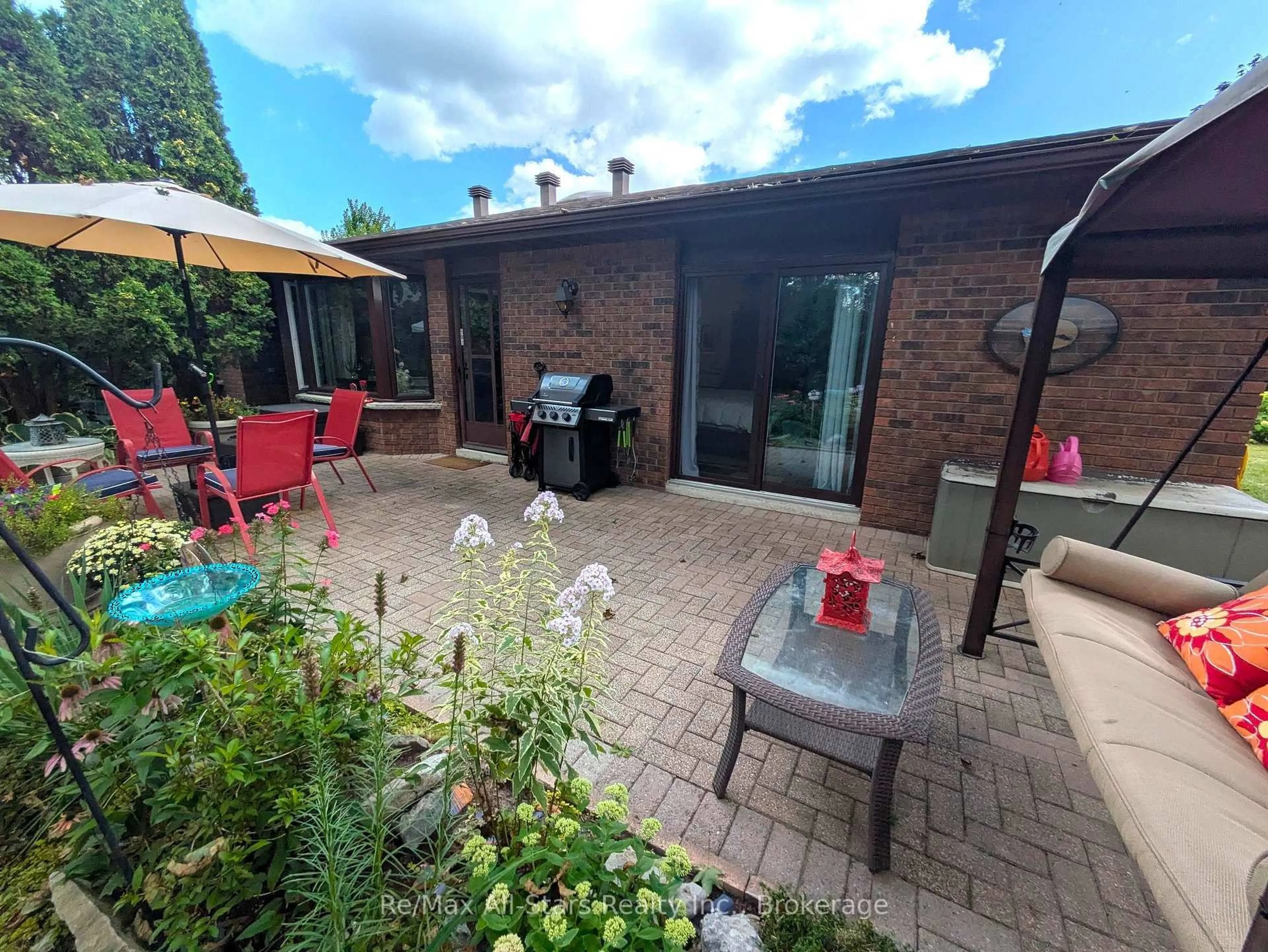 A pic from outside/outdoor area/front of a property/back of a property/a pic from drone, street for 200 East St #501, Kawartha Lakes Ontario K0M 1A0
