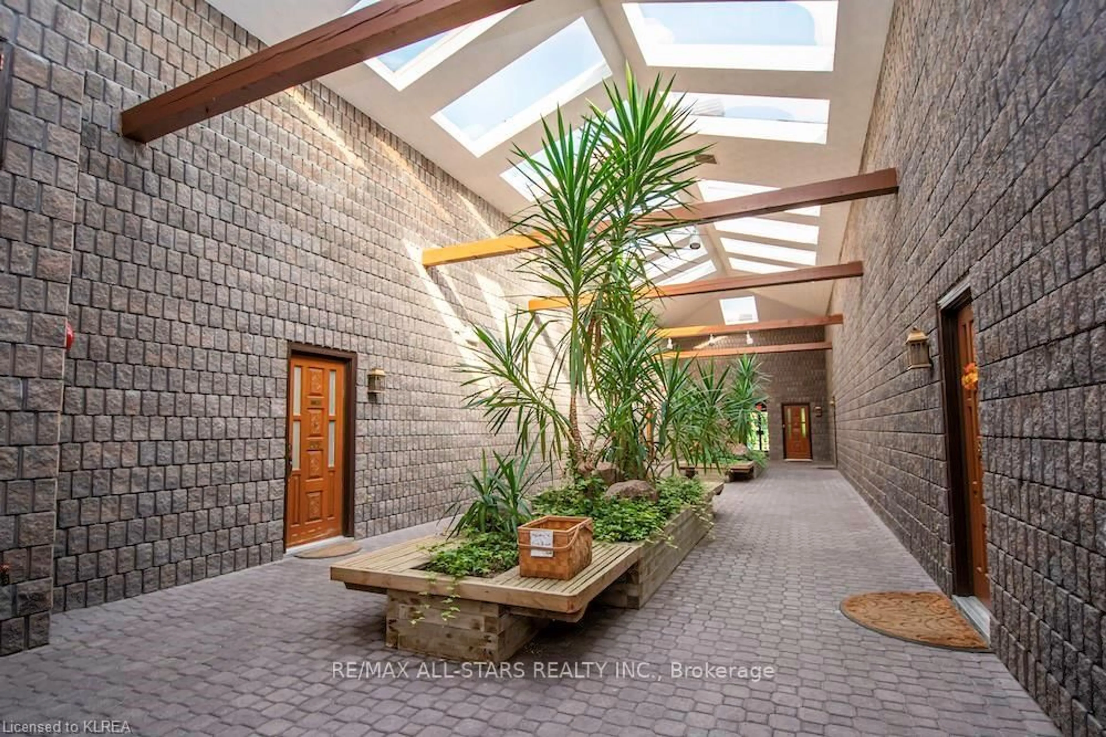 Indoor foyer for 200 East St #501, Kawartha Lakes Ontario K0M 1A0