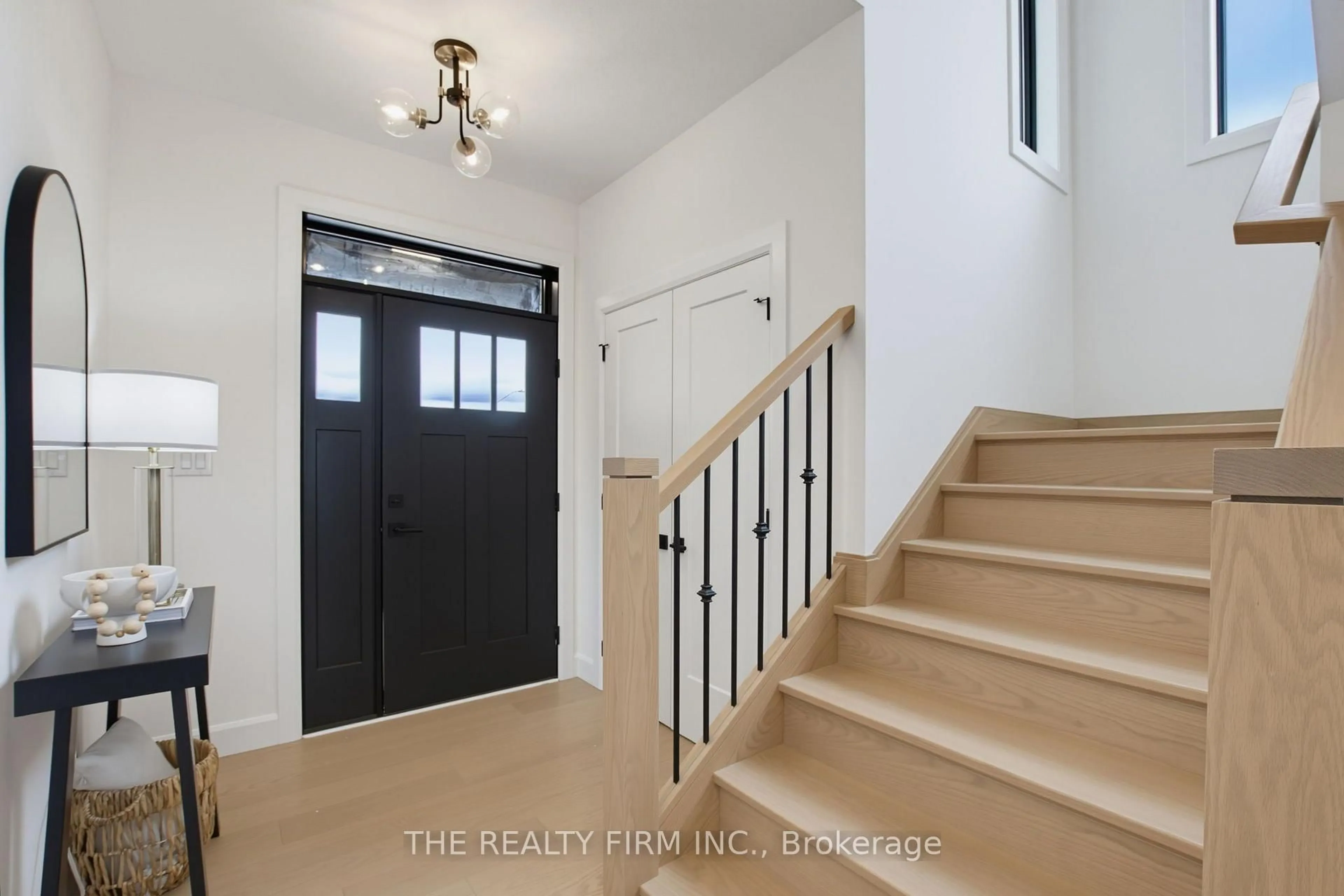 Indoor entryway for 291 Elizabeth St, Southwest Middlesex Ontario N0L 1M0