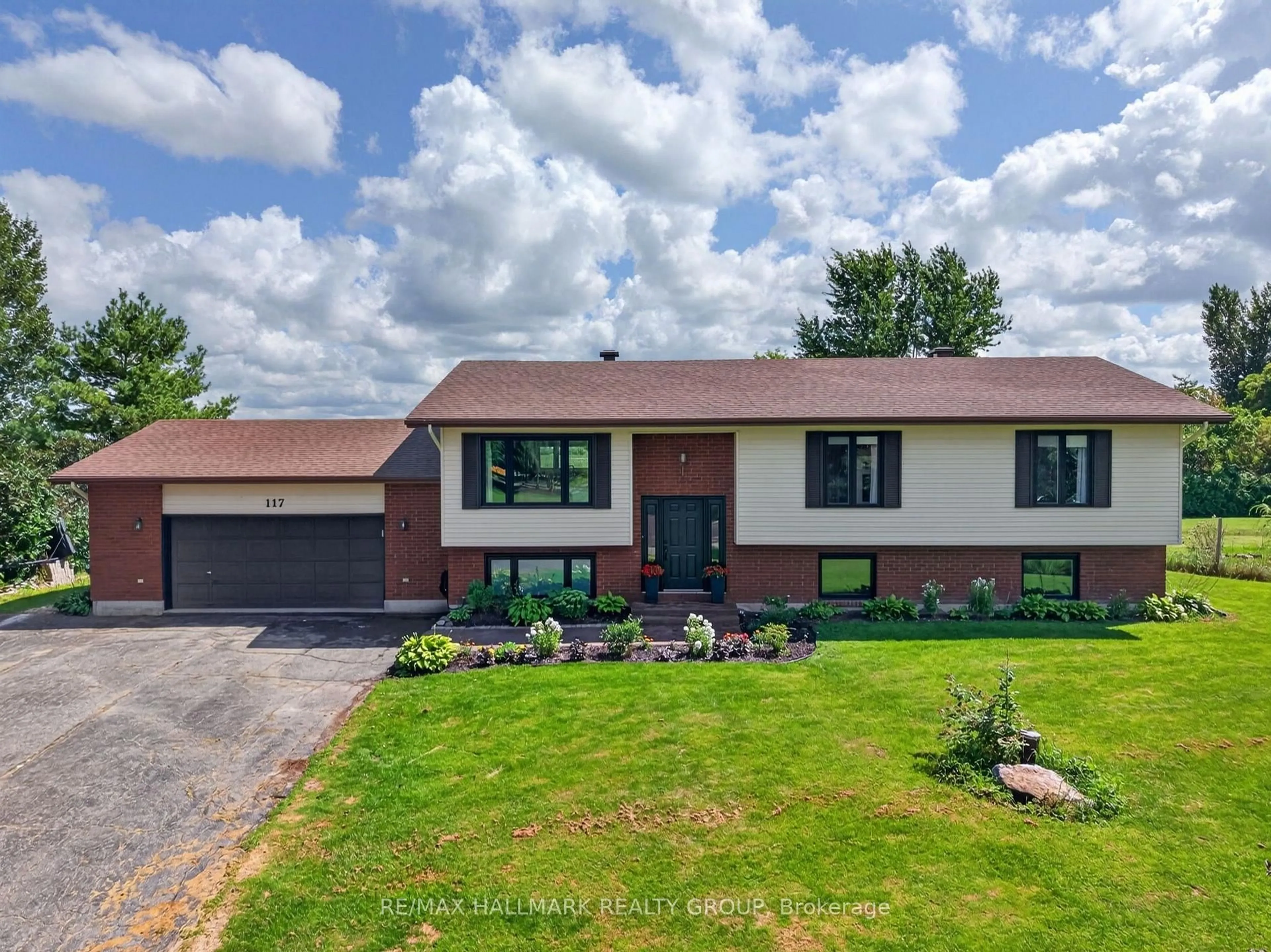 A pic from outside/outdoor area/front of a property/back of a property/a pic from drone, street for 117 Canyon Dr, Kinburn Ontario K0A 2H0