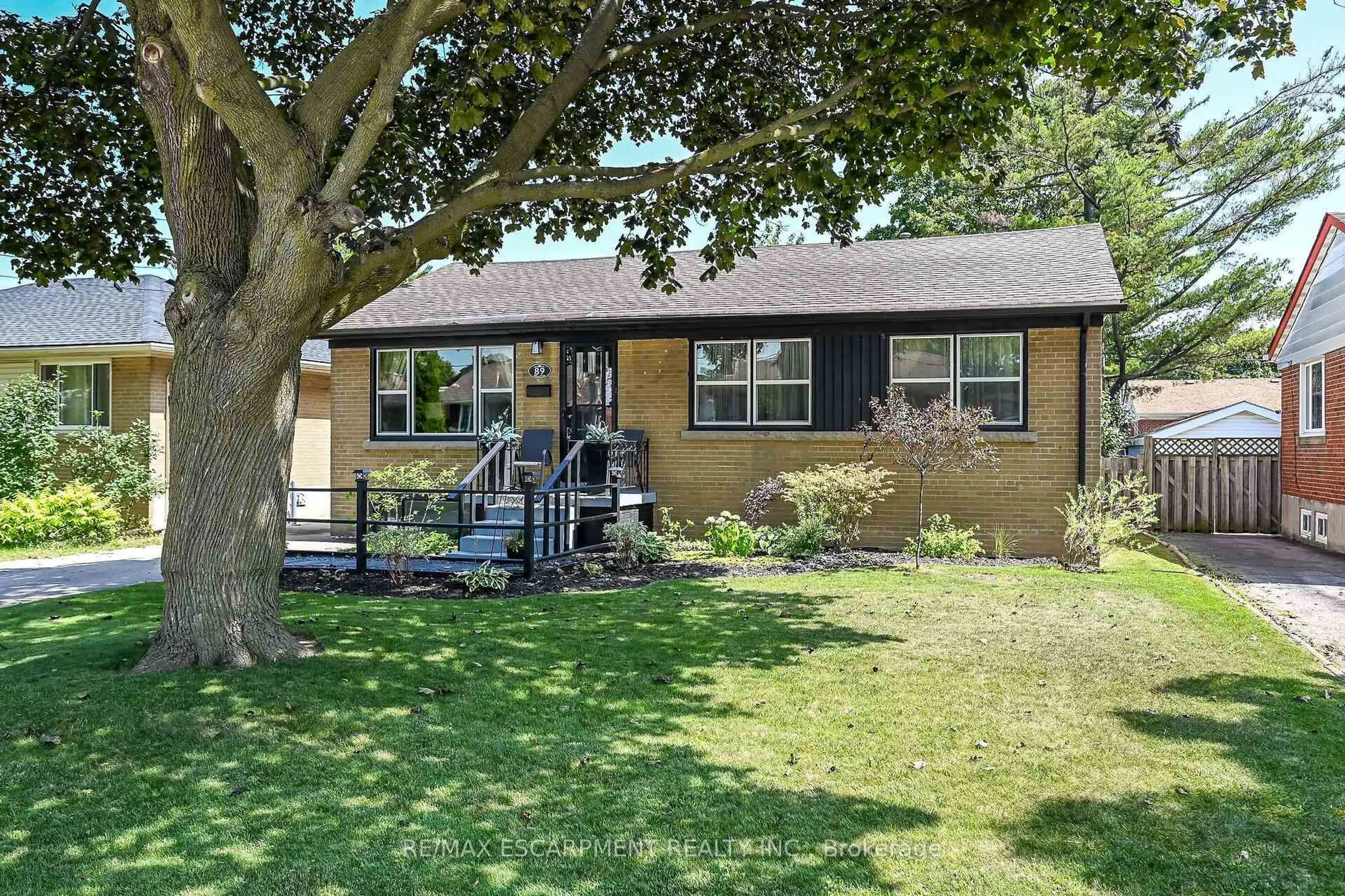 A pic from outside/outdoor area/front of a property/back of a property/a pic from drone, street for 89 Wise Cres, Hamilton Ontario L8T 2L7