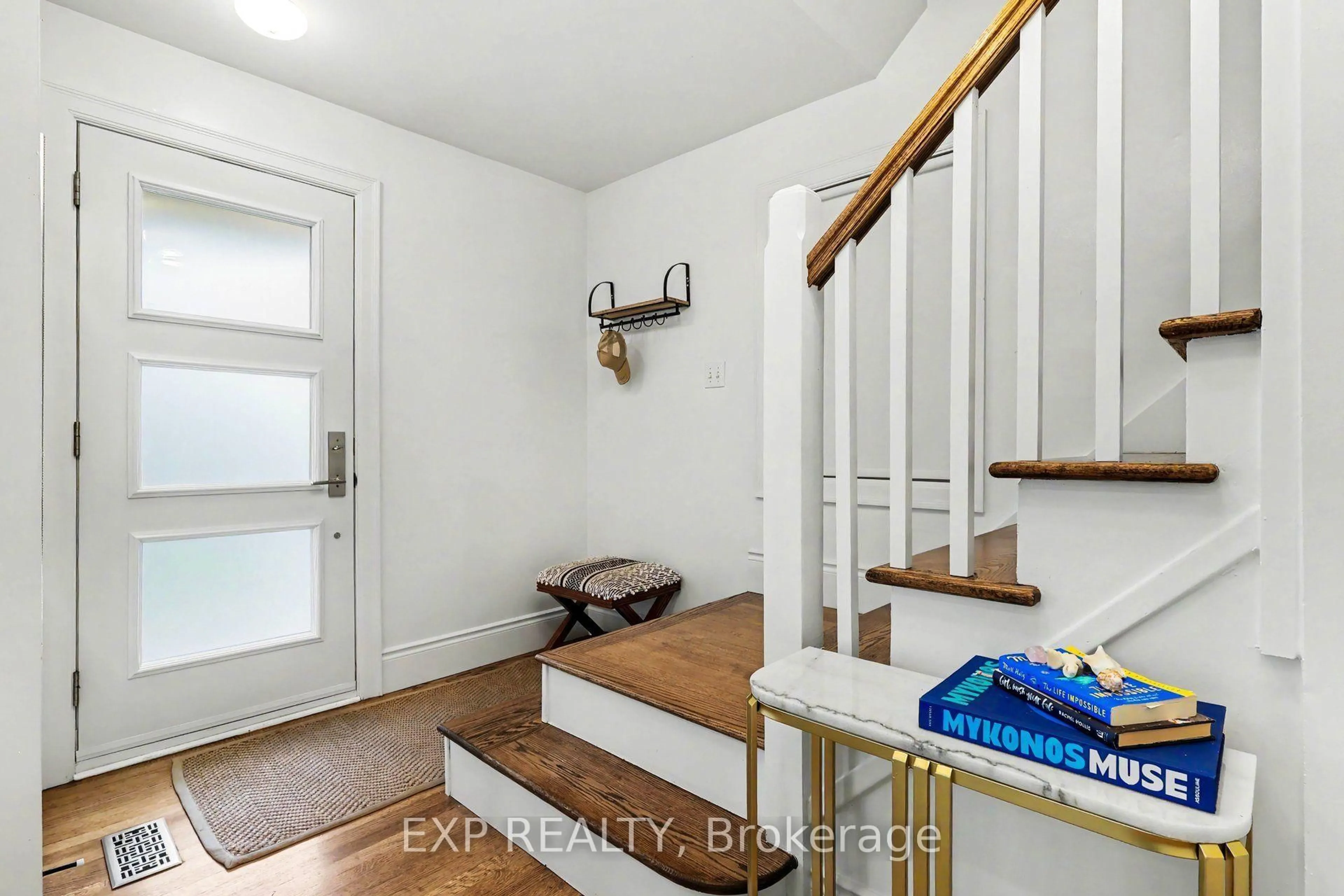 Indoor entryway for 40 Epworth Ave, Ottawa Ontario K2G 2L7