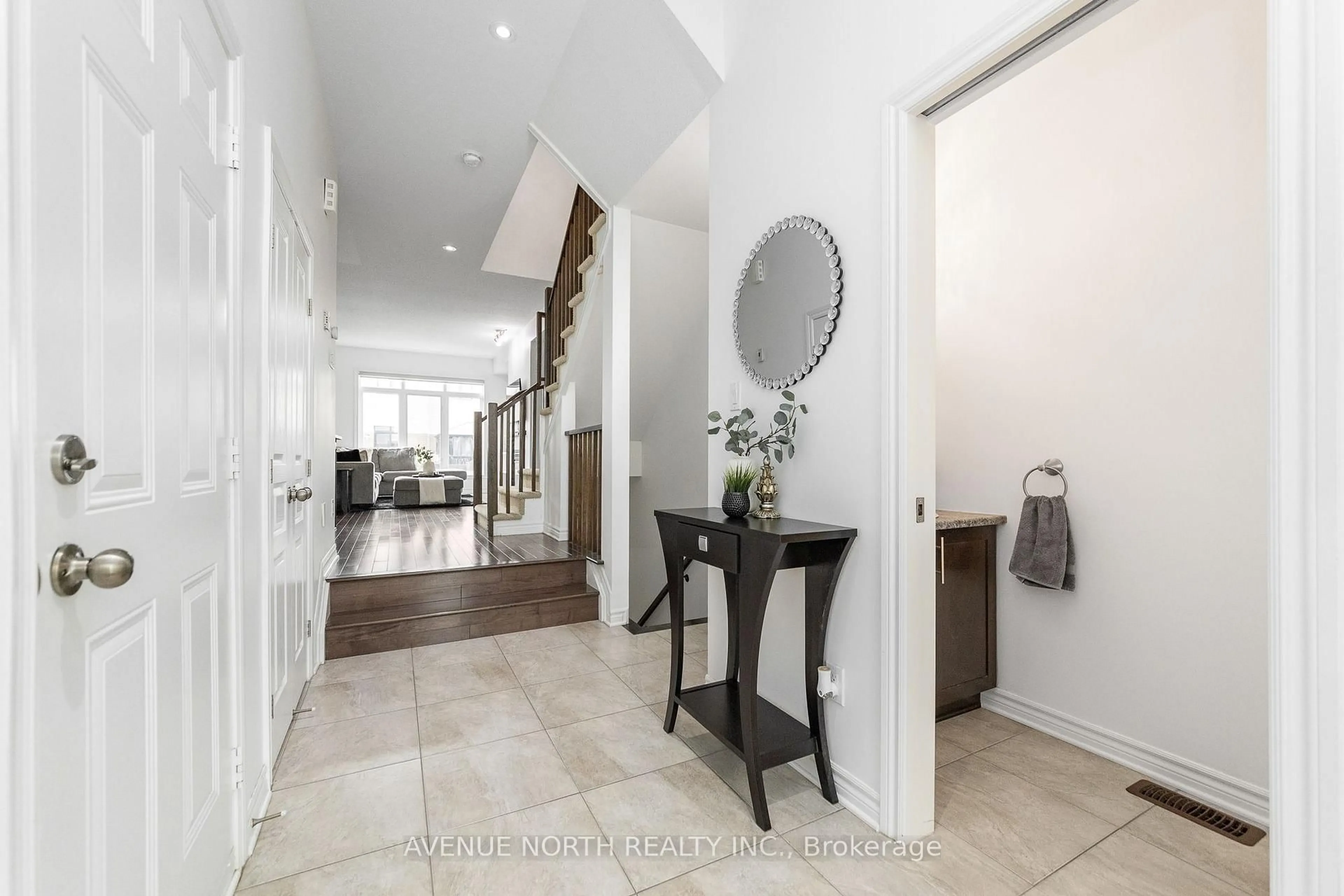 Indoor foyer for 345 Cooks Mill Cres, Ottawa Ontario K1V 2N3