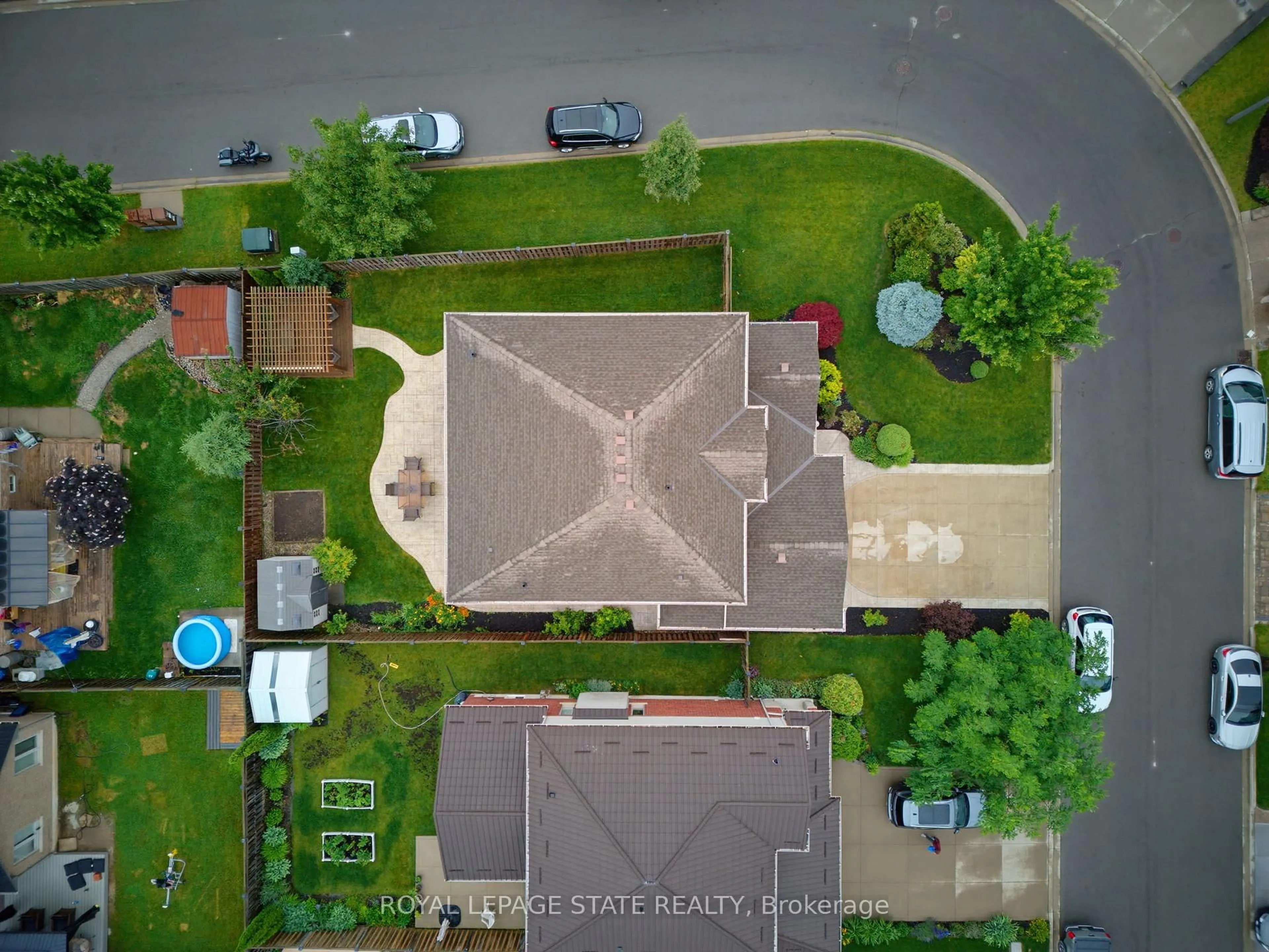 A pic from outside/outdoor area/front of a property/back of a property/a pic from drone, street for 73 Degrow Cres, Hamilton Ontario L0R 1C0