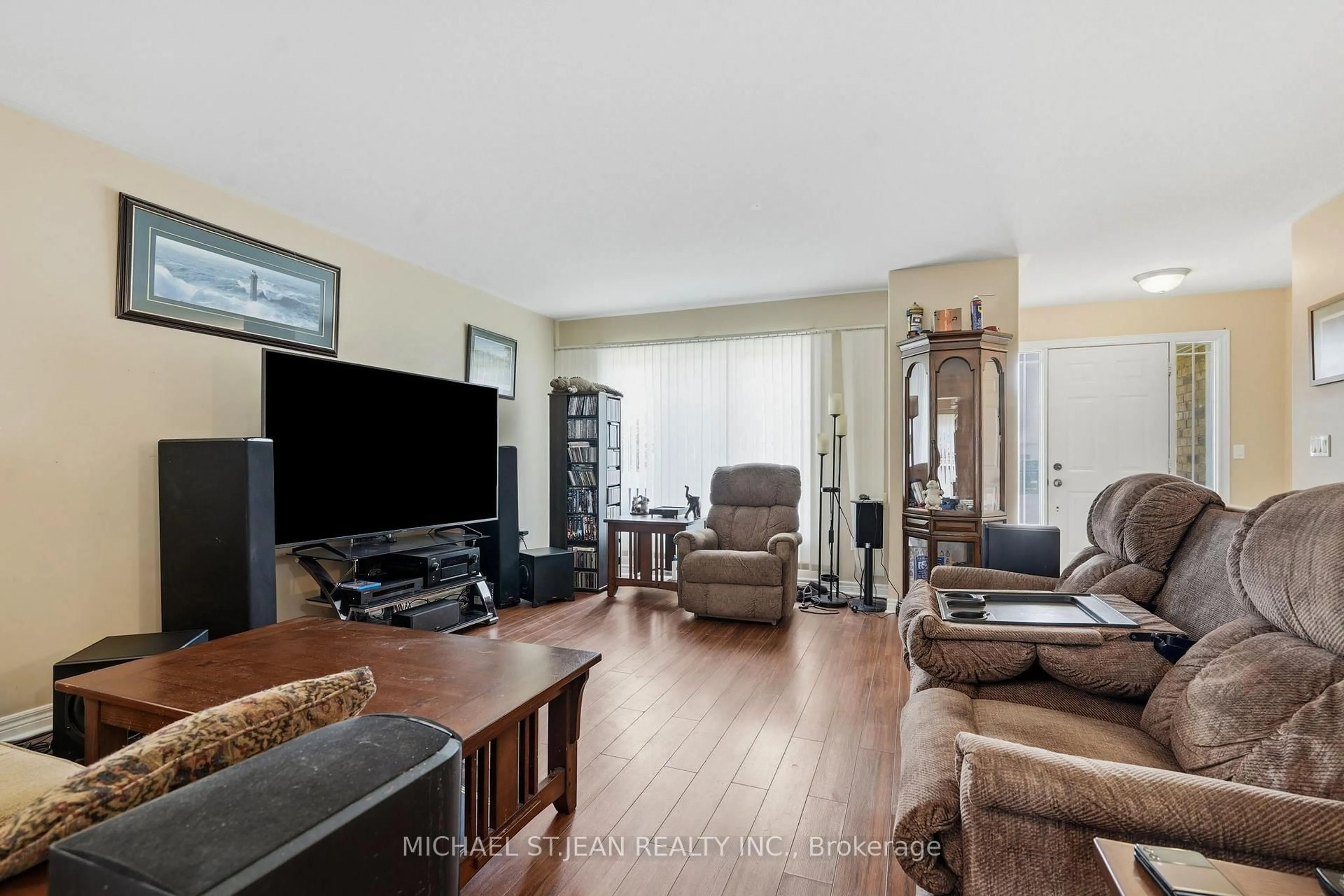 Living room with furniture, unknown for 58 Saturn Rd, Port Colborne Ontario L3K 6E1