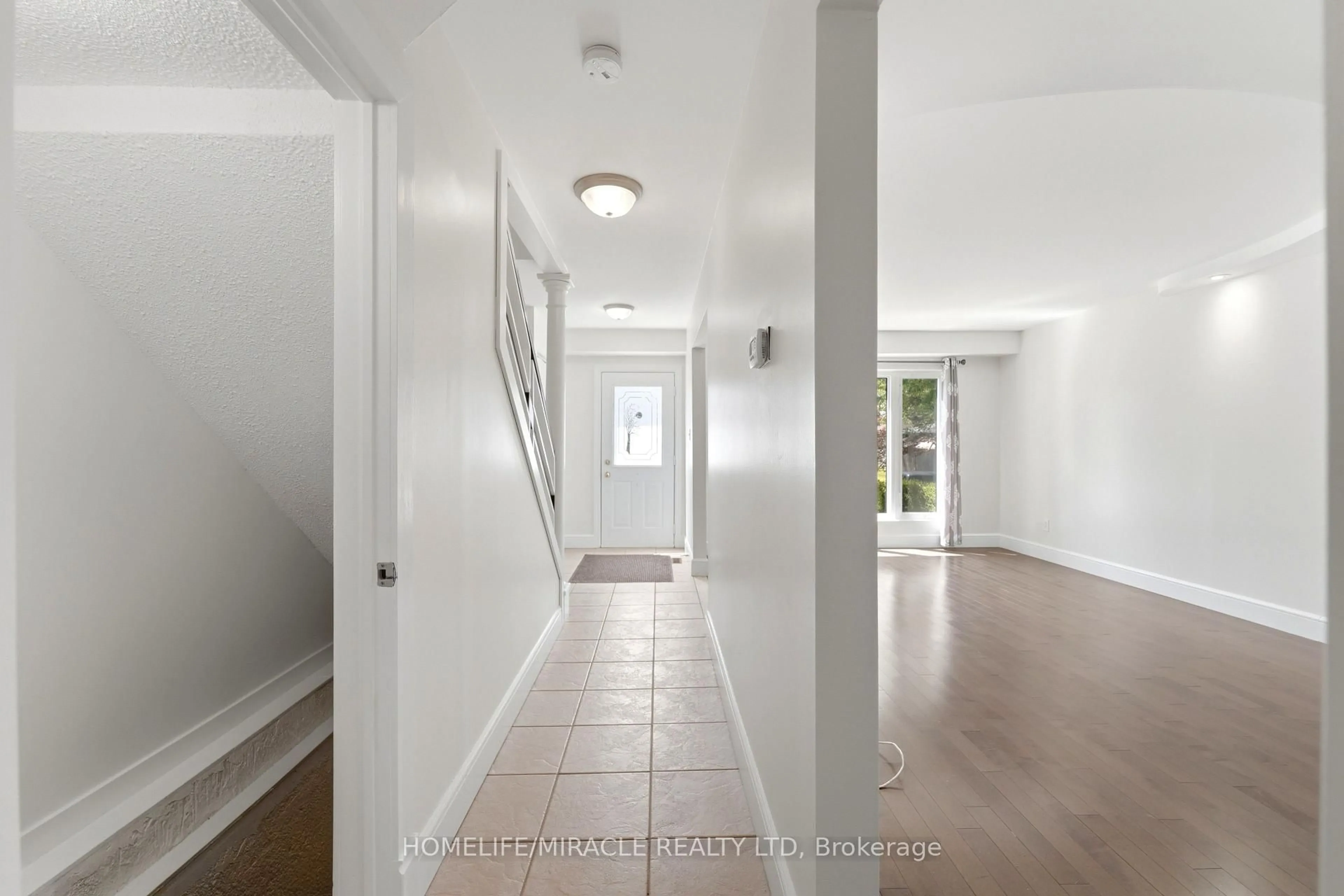Indoor entryway for 23 Heatherdale Pl, Hamilton Ontario L9C 6K7