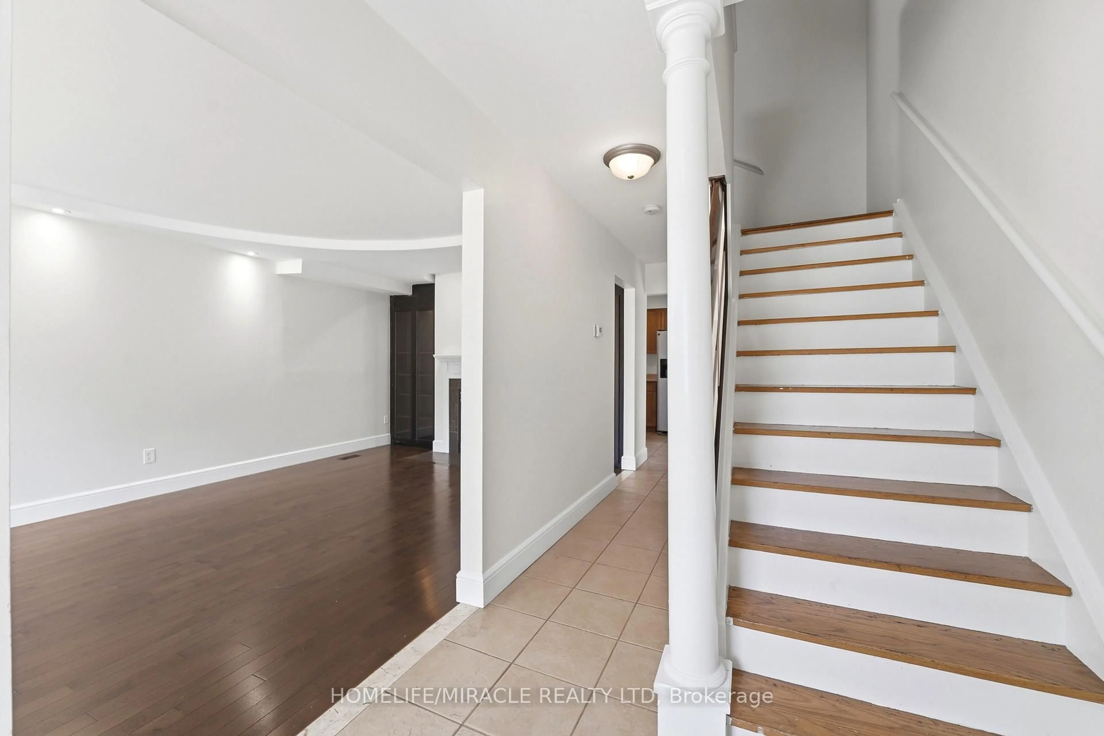 Indoor foyer for 23 Heatherdale Pl, Hamilton Ontario L9C 6K7