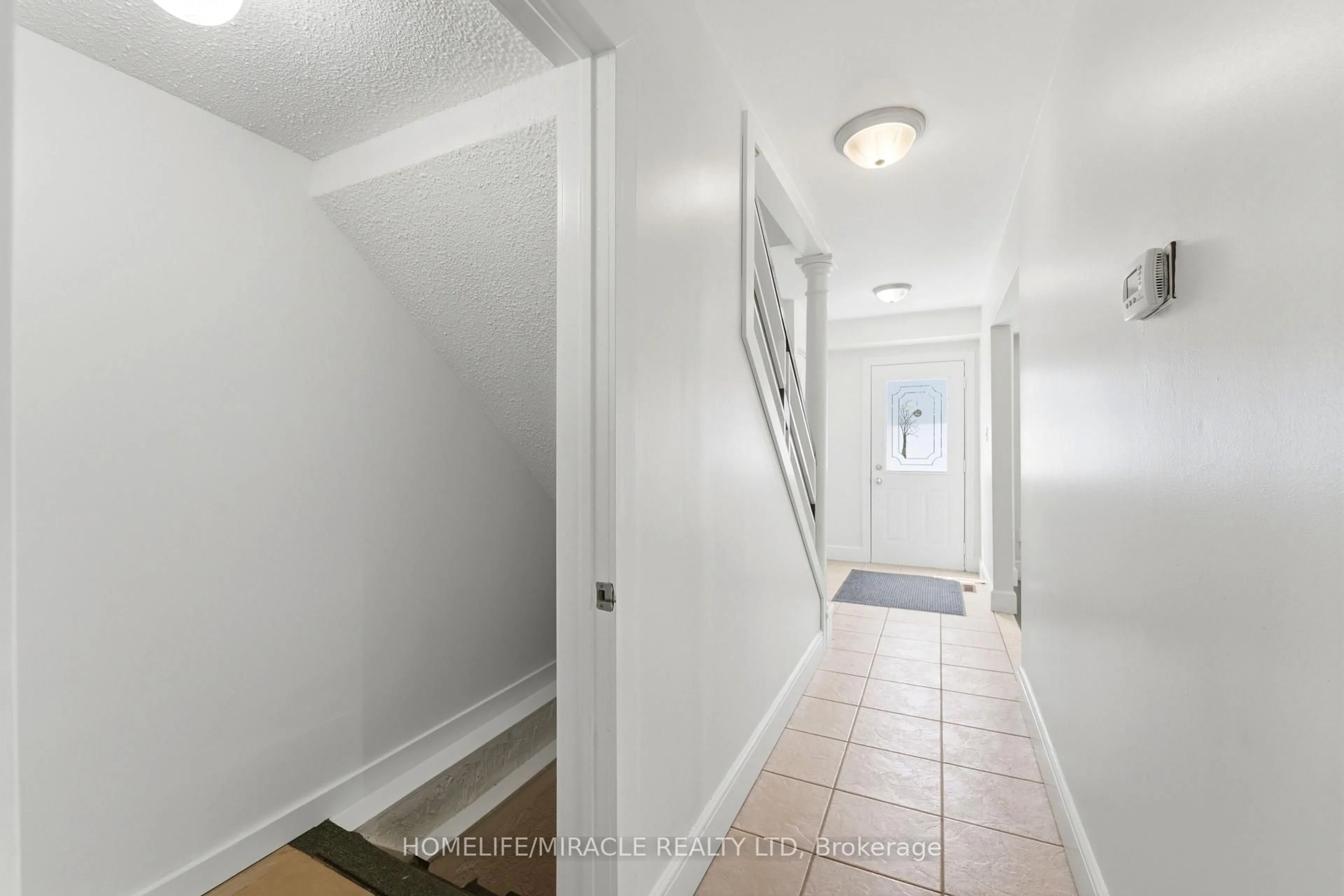 Indoor entryway for 23 Heatherdale Pl, Hamilton Ontario L9C 6K7