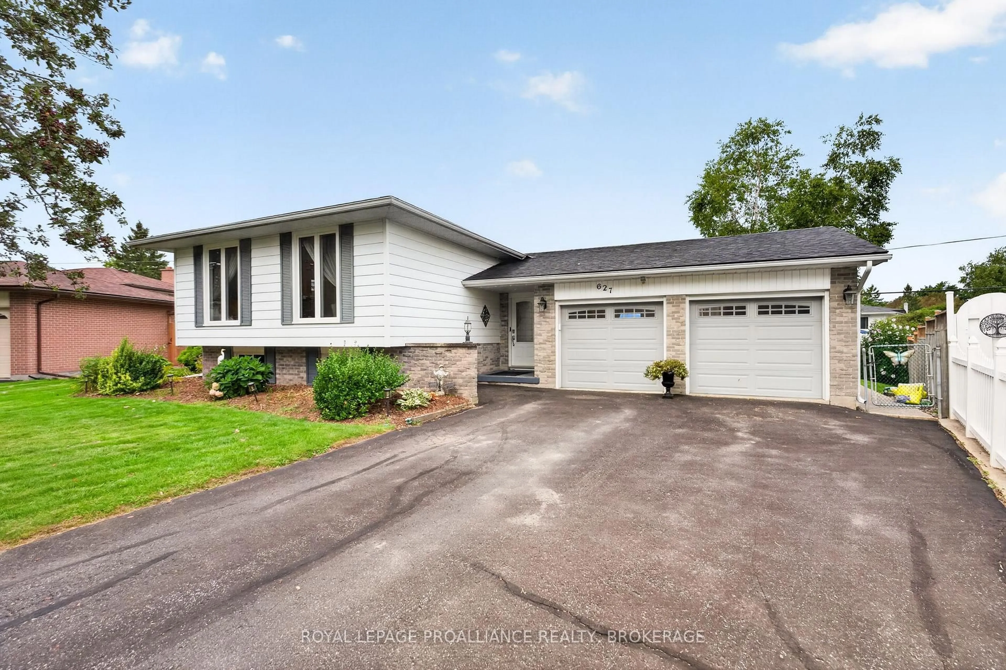 Home with vinyl exterior material, street for 627 Stanford St, Kingston Ontario K7M 6A2