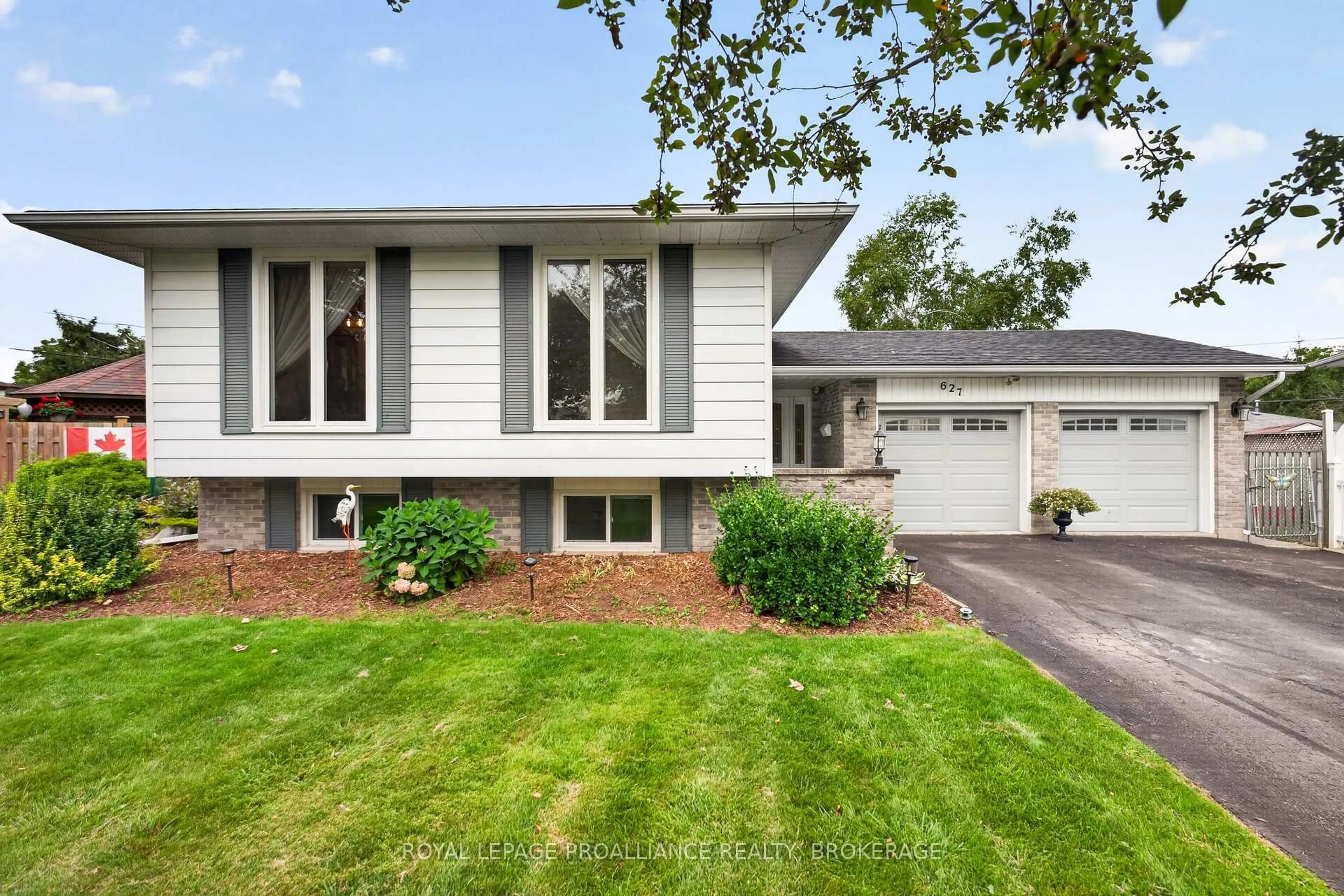 Home with vinyl exterior material, street for 627 Stanford St, Kingston Ontario K7M 6A2