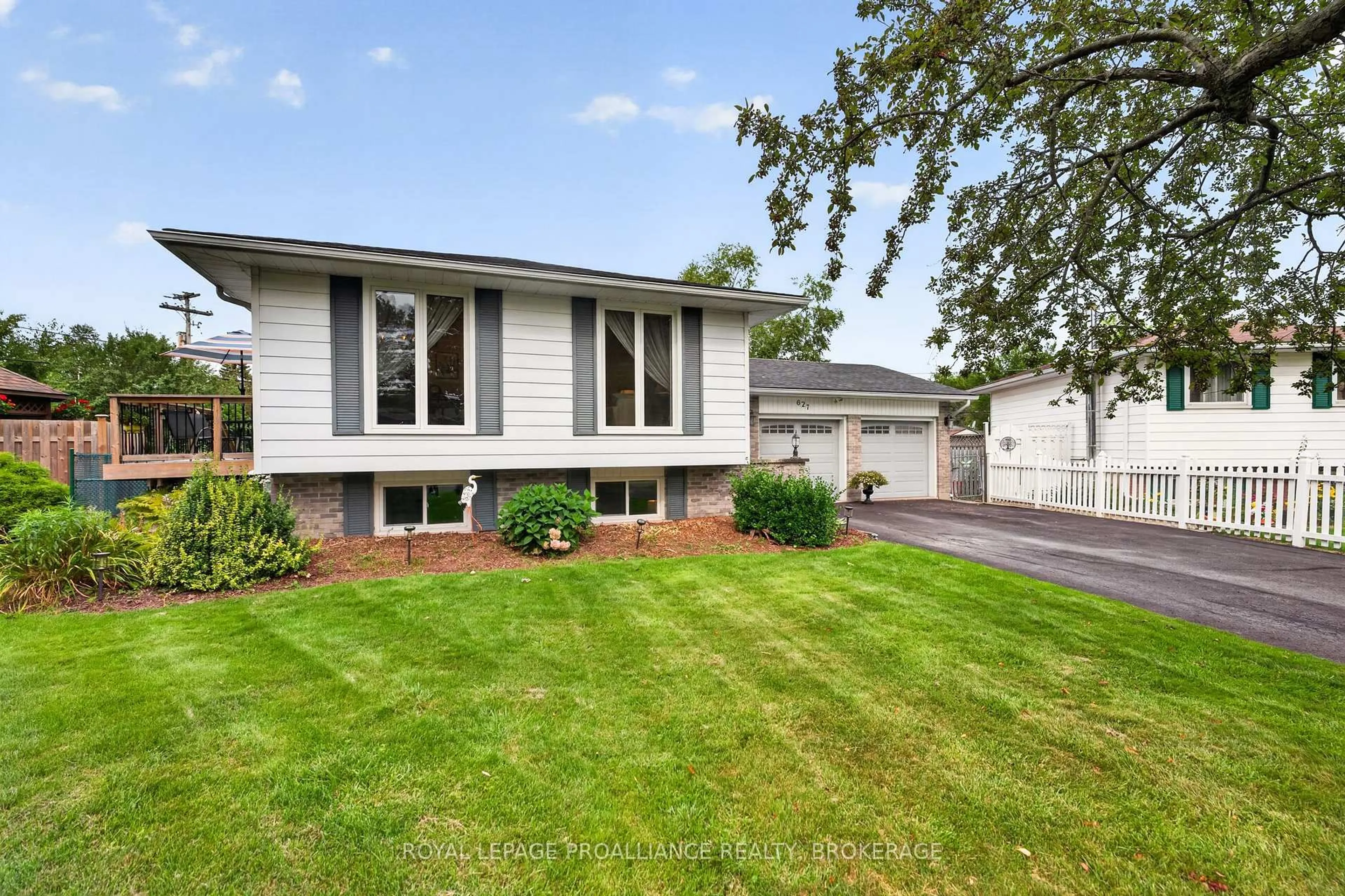 Home with vinyl exterior material, street for 627 Stanford St, Kingston Ontario K7M 6A2