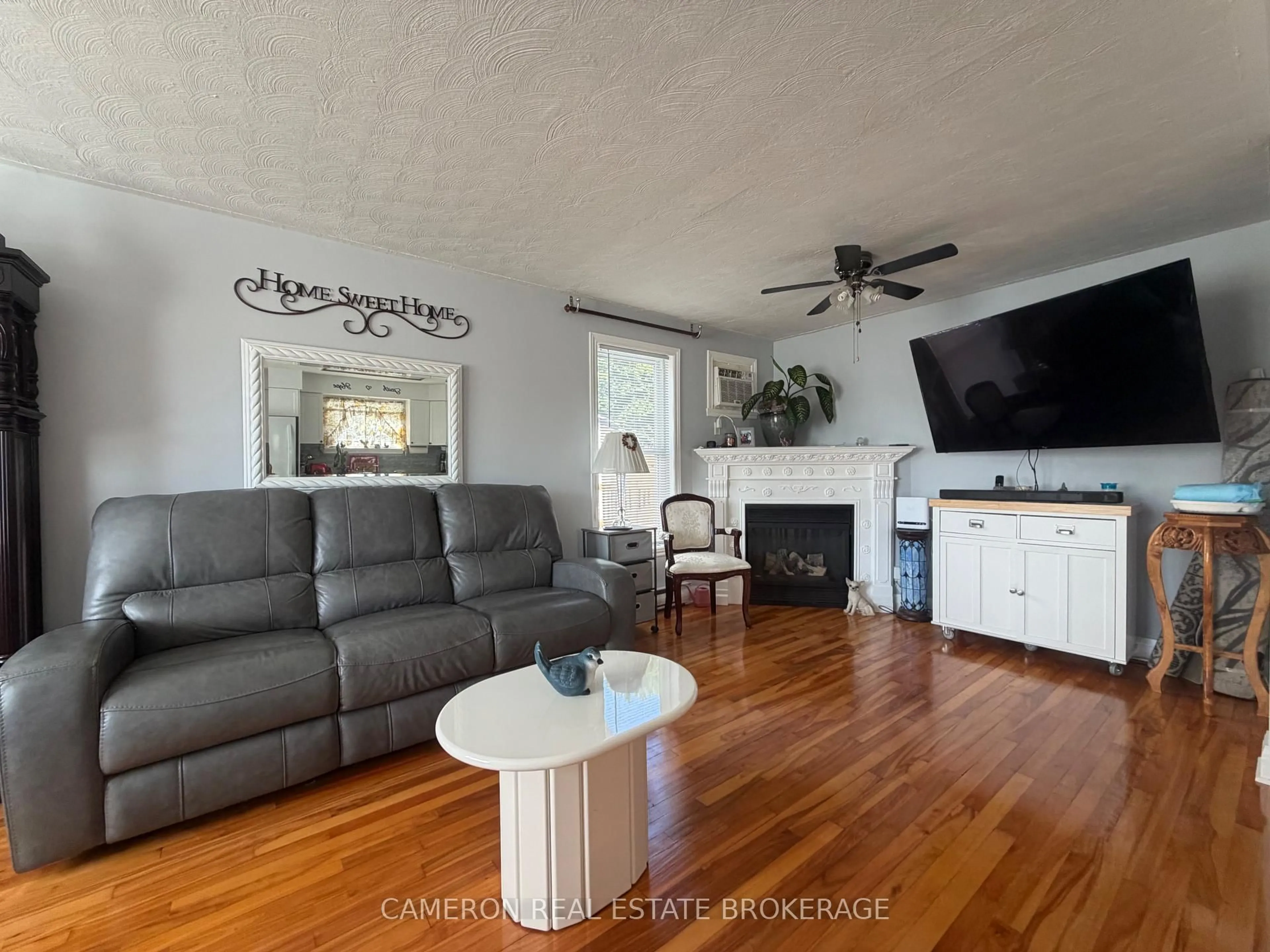 Living room with furniture, unknown for 337 Fifth St East St, Cornwall Ontario K6H 2L9