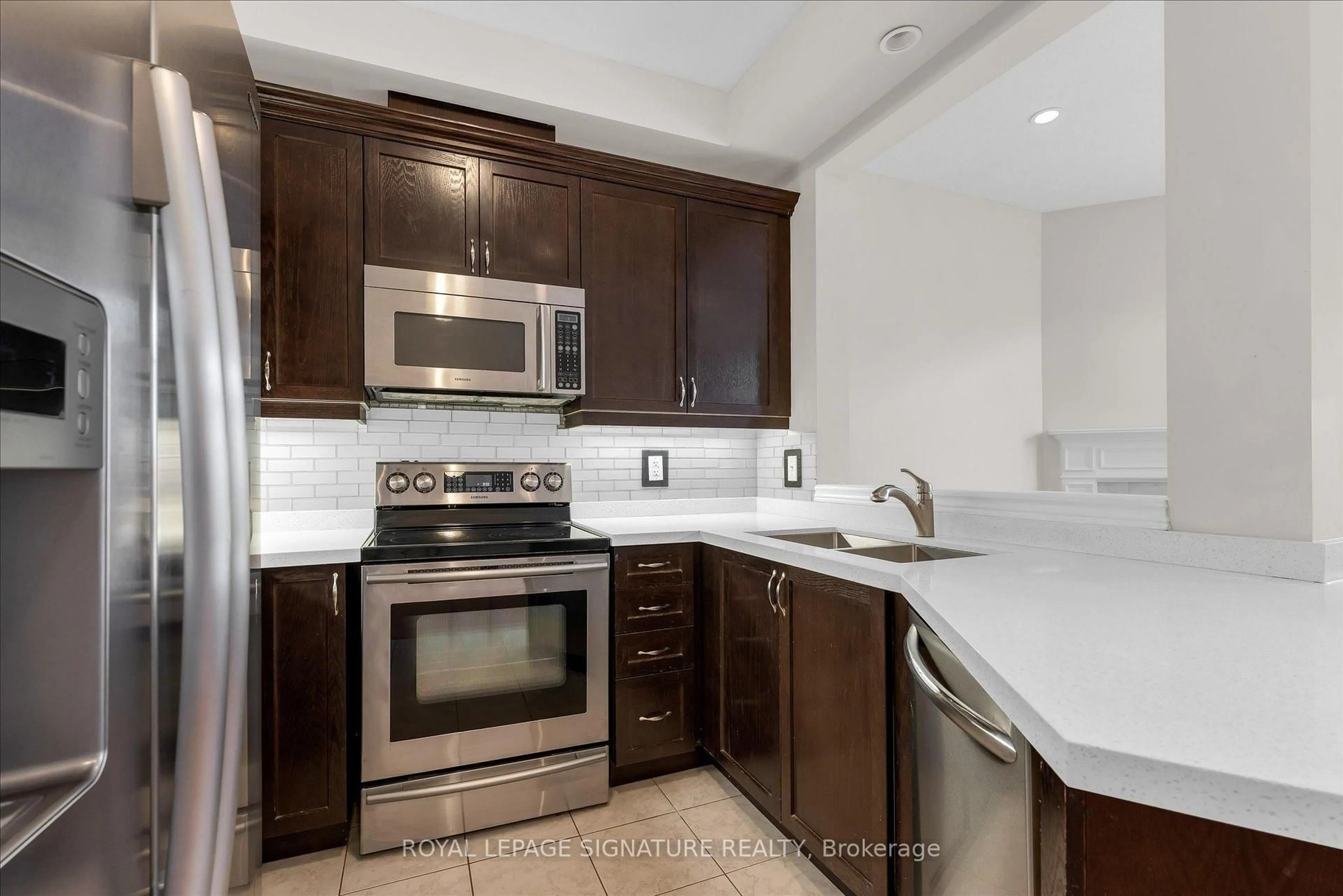 Standard kitchen, ceramic/tile floor for 33 Browview Dr, Hamilton Ontario L8B 0L4