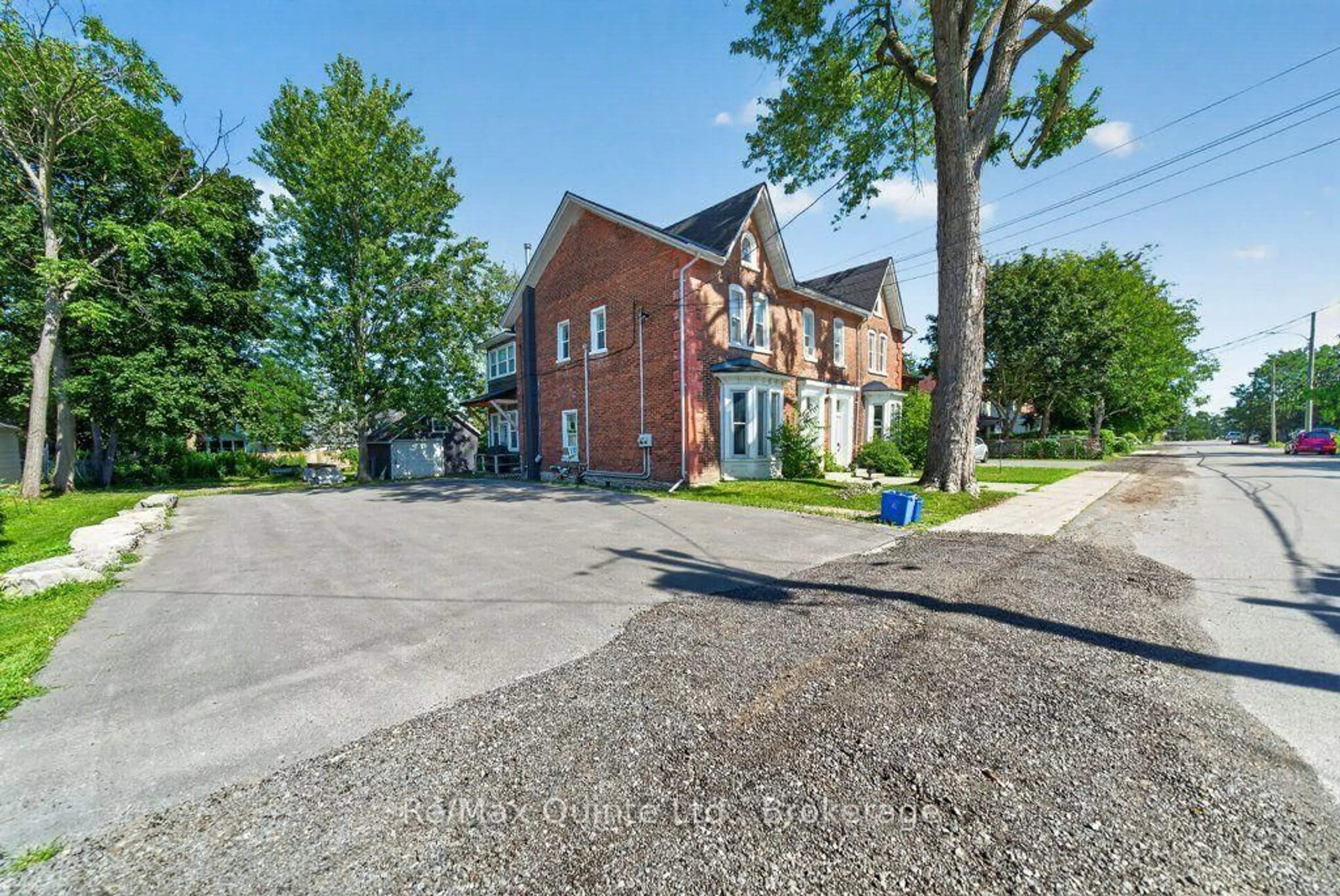 A pic from outside/outdoor area/front of a property/back of a property/a pic from drone, street for 221 Albert St, Belleville Ontario K8N 3N6